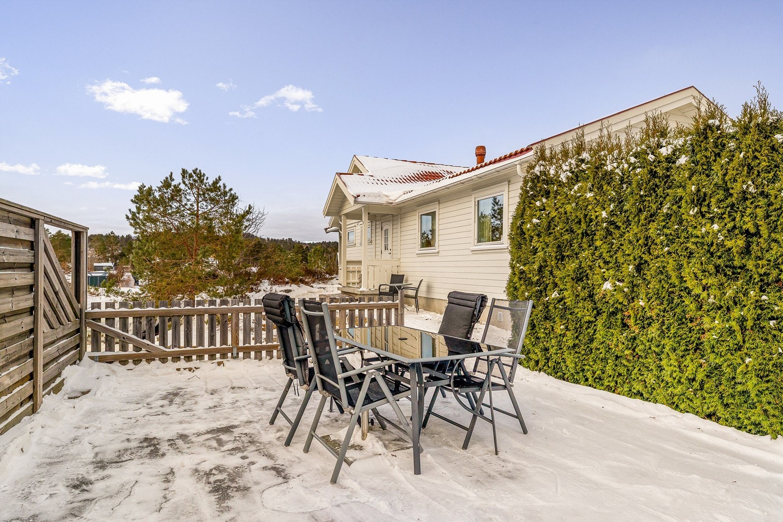 På fremsiden av hytta er det en skjermet uteplass. Galleribilde