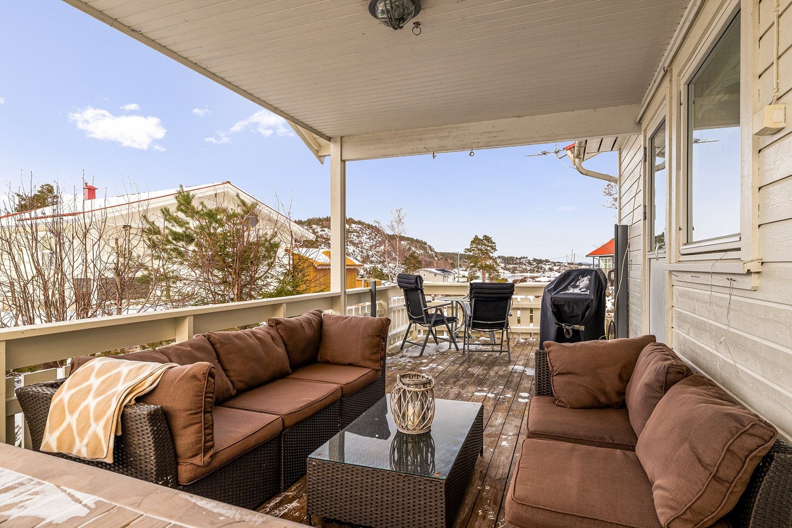 Overbygget terrasse gir ly for vær og vind - en naturlig forlengelse av stua på godværsdager. Galleribilde