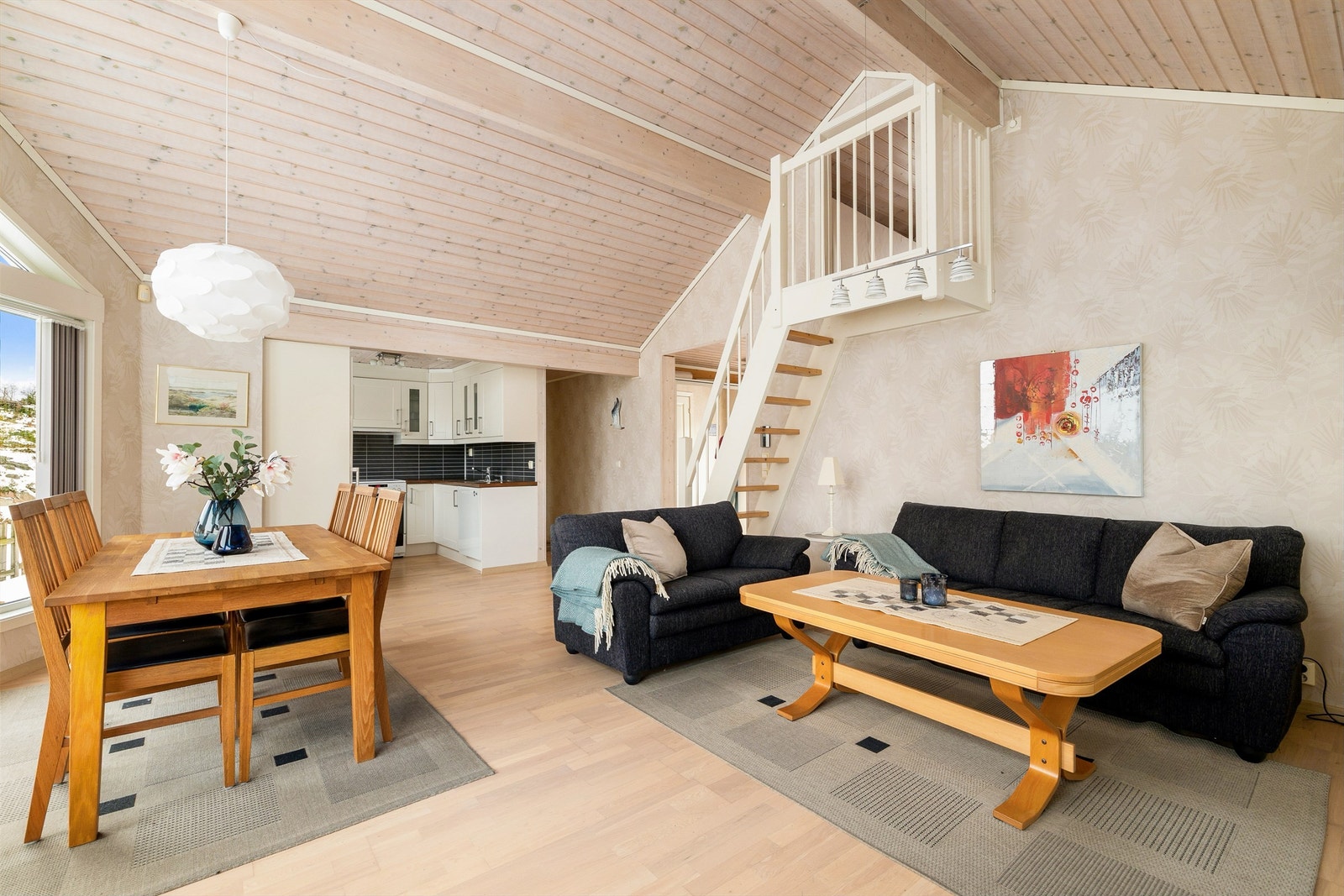 Hems med adkomst via trapp i stua gir ekstra soveplasser. Galleribilde