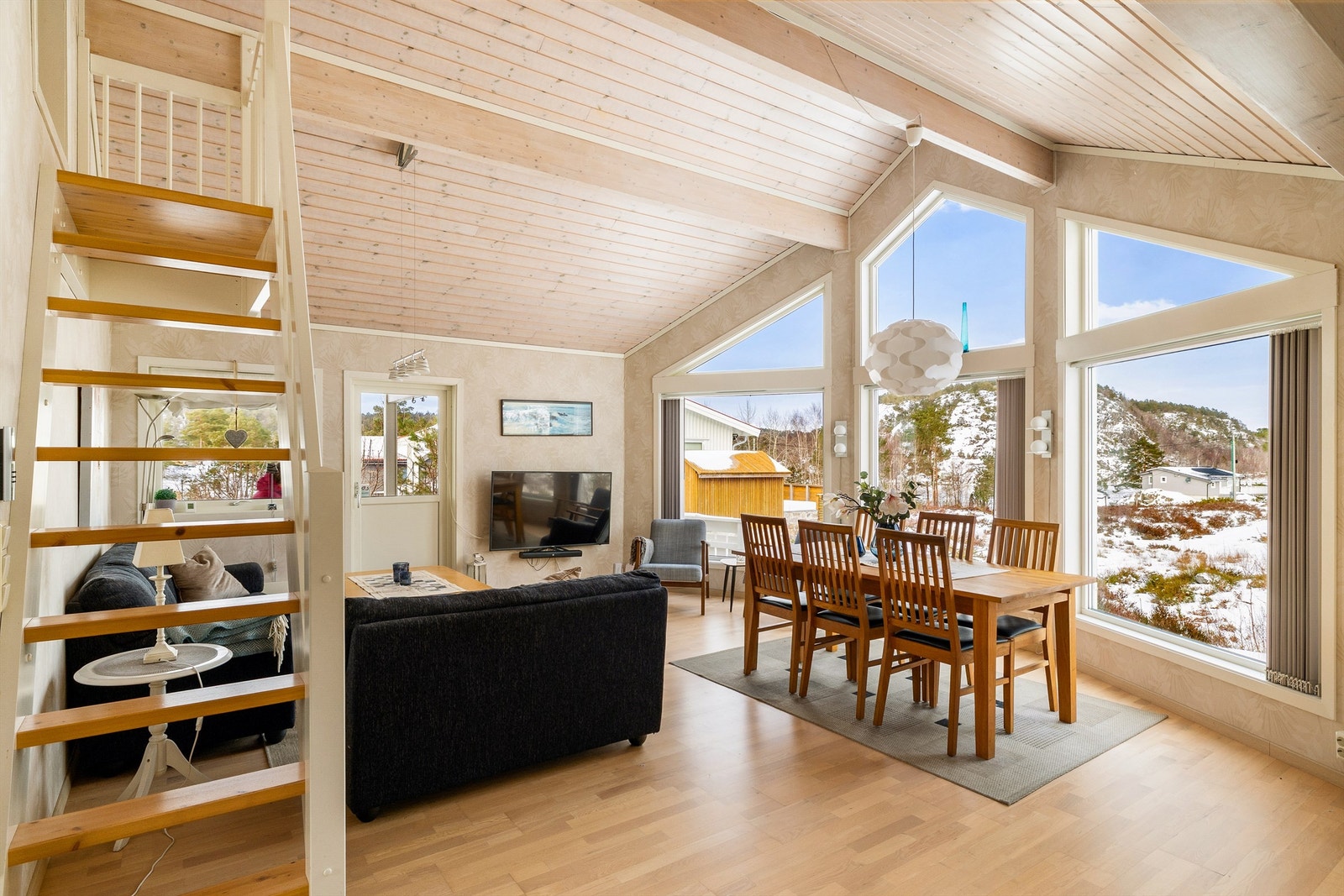 STUE MED UTSYN: Store vinduer fra gulv til tak gir godt lys og fin romfølelse. Galleribilde