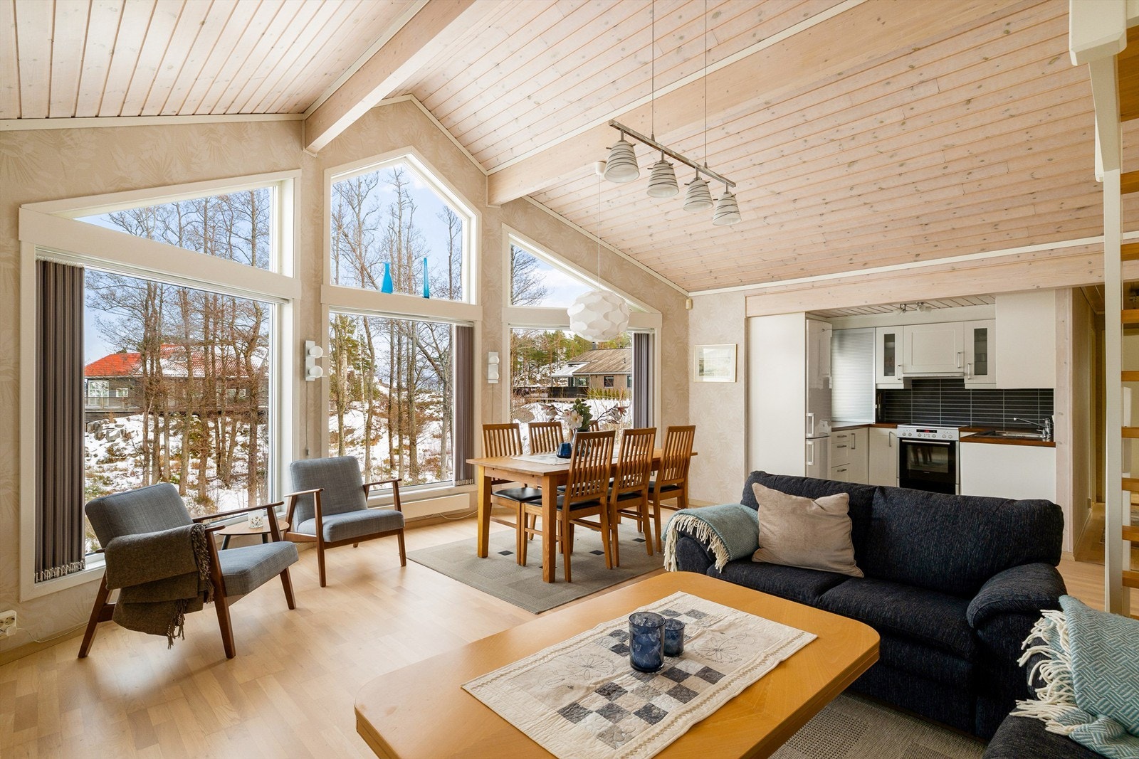 Åpen løsning gjør hytta sosial og funksjonell. Galleribilde