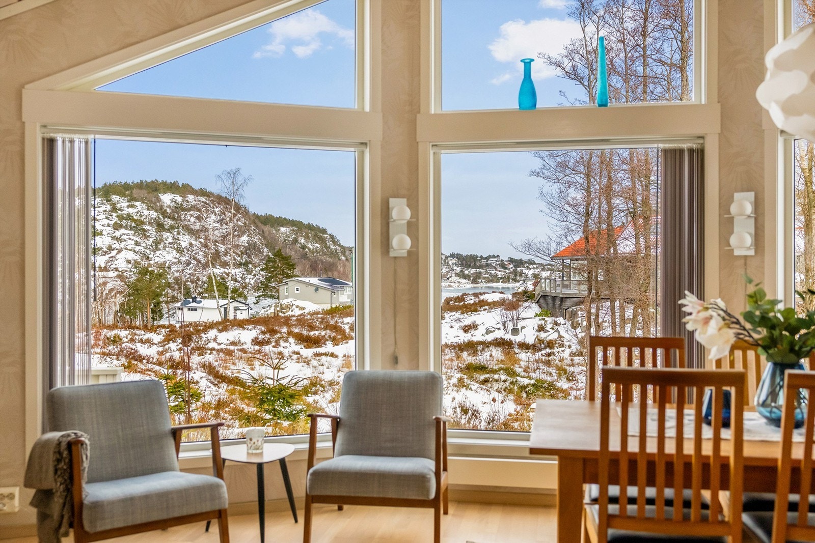 Spiseplassen har flott utsikt og naturlig plassering ved vinduene. Galleribilde