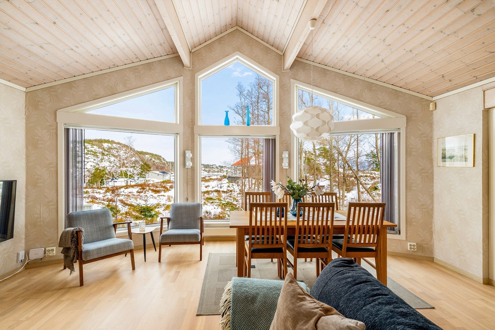 God takhøyde og lyse flater gir en behagelig atmosfære i hytta. Galleribilde