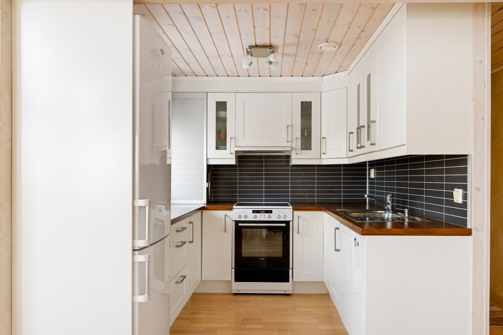 Kjøkkenet er kompakt og funksjonelt - alt samlet på ett sted. Galleribilde