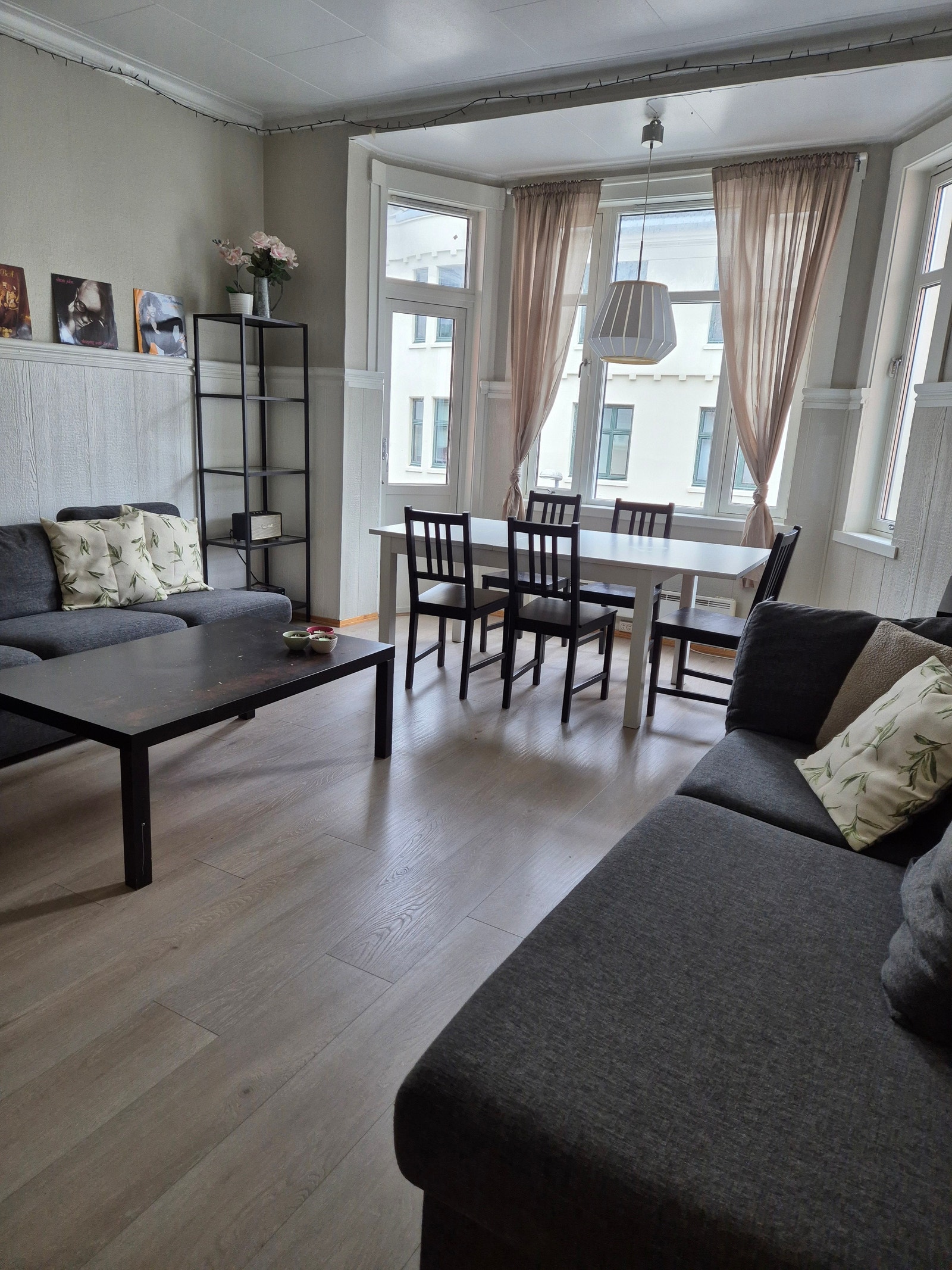 Felles stue med utgang til balkong for bofellesskapet L3 Galleribilde