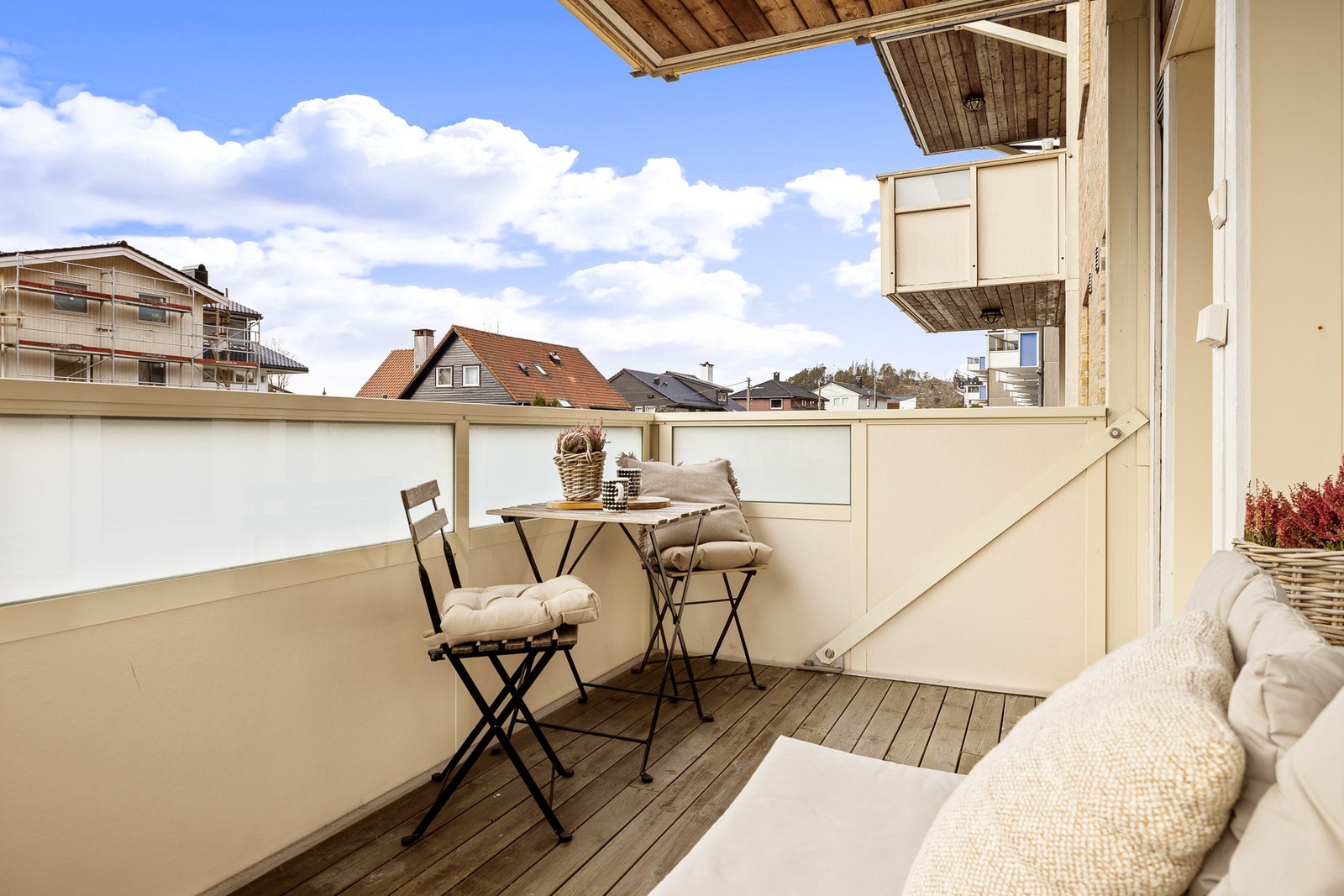 Her er det god plass til å møblere med hagemøbler. Galleribilde