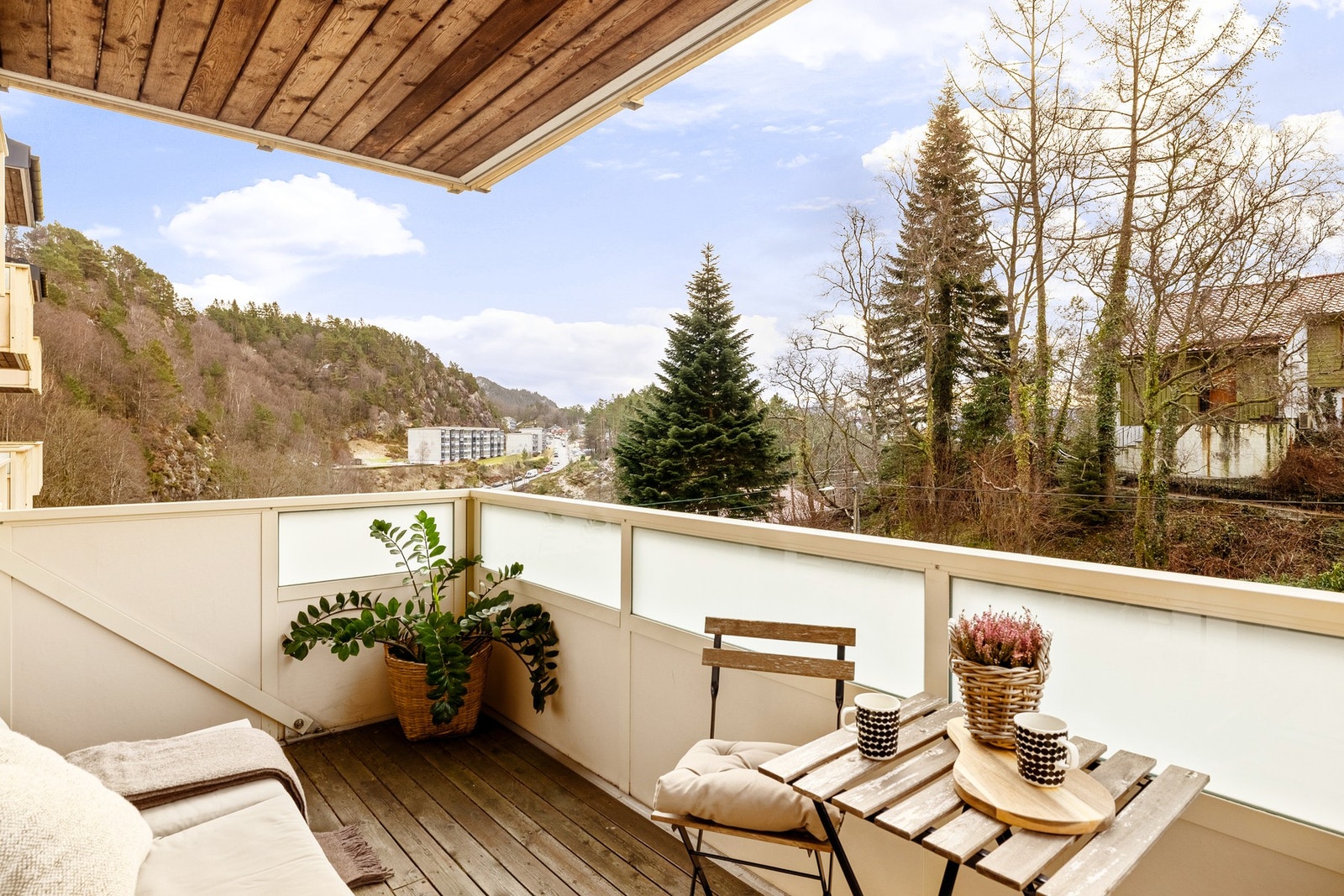 Leiligheten har også en herlig sørvestvendt balkong med gode solforhold og koselig utsikt. Galleribilde