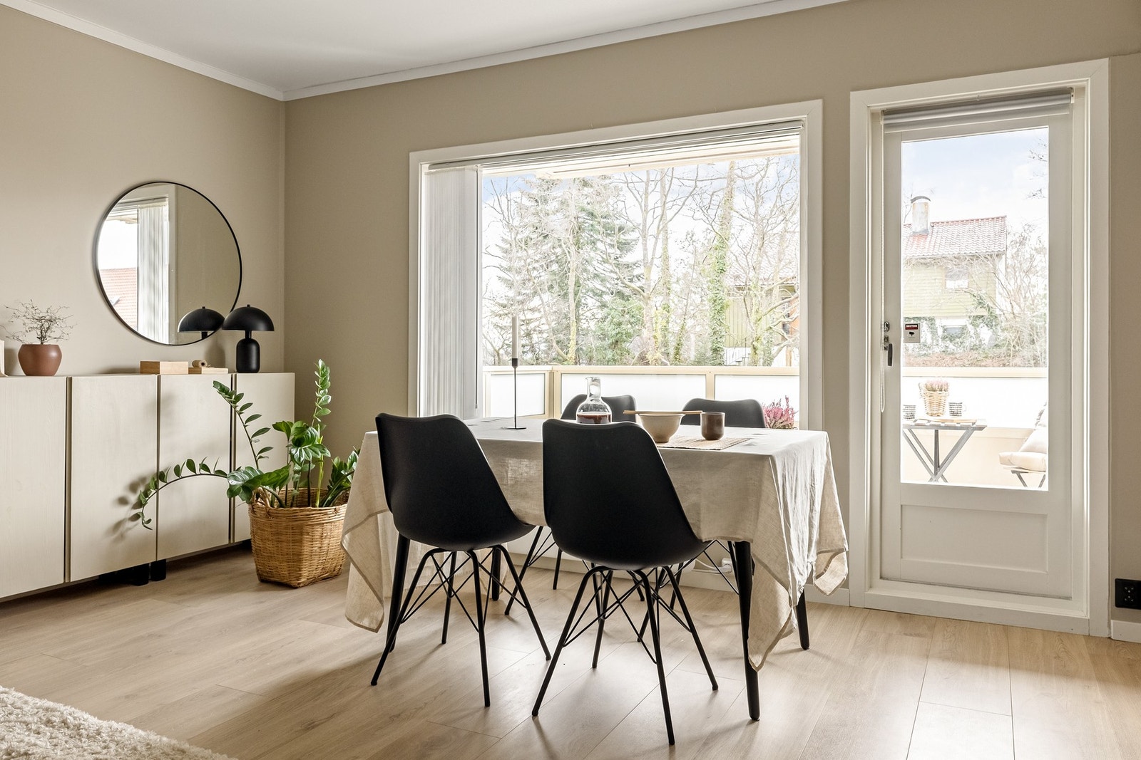 Grunnet rommets størrelse og planløsning er det god plass til å møblere i forskjellige soner. Galleribilde