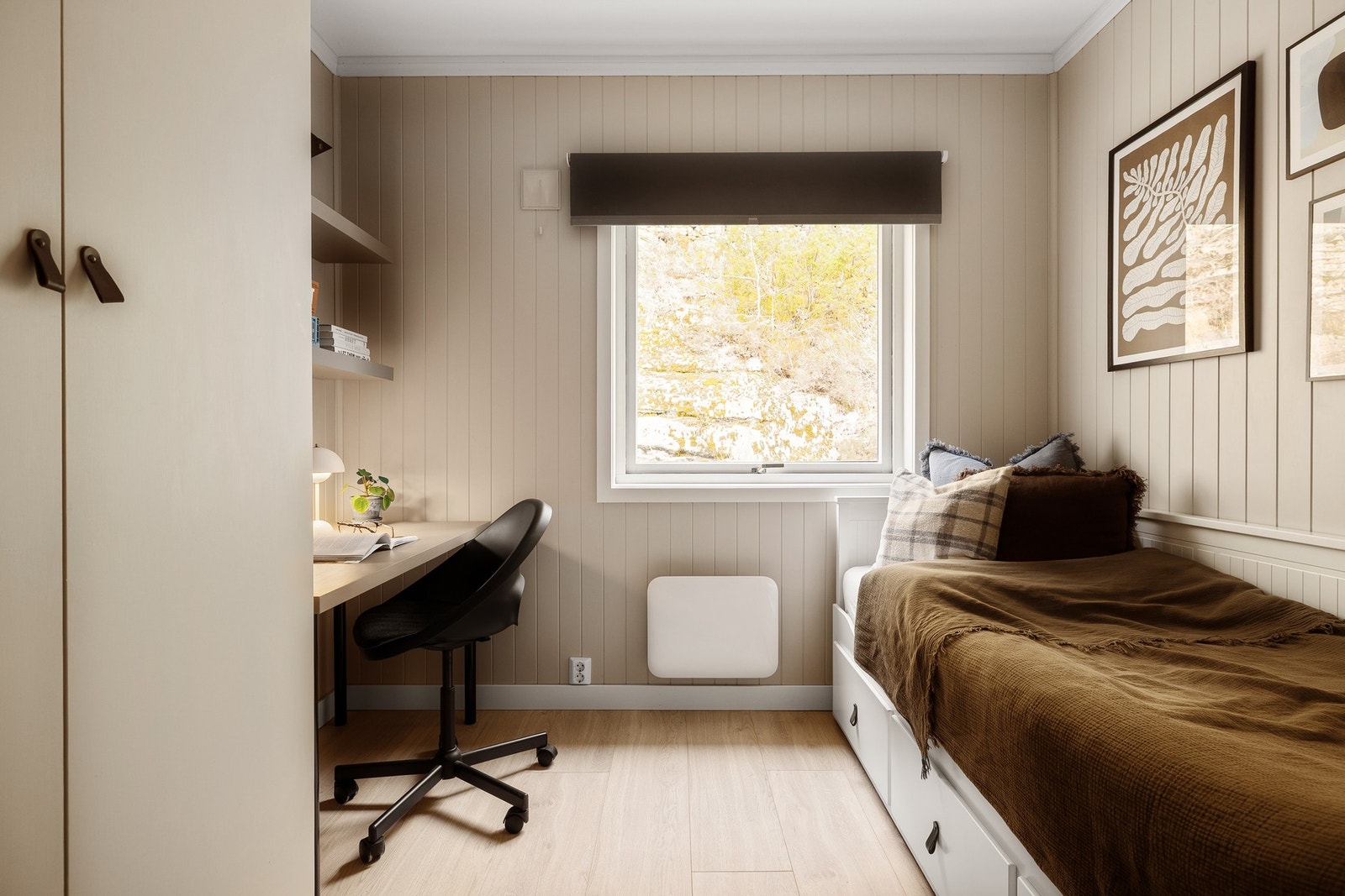 Det andre soverommet måles til 6,4 kvm. og har god plass til seng, nattbord og oppbevaringsplass i garderobe. Galleribilde