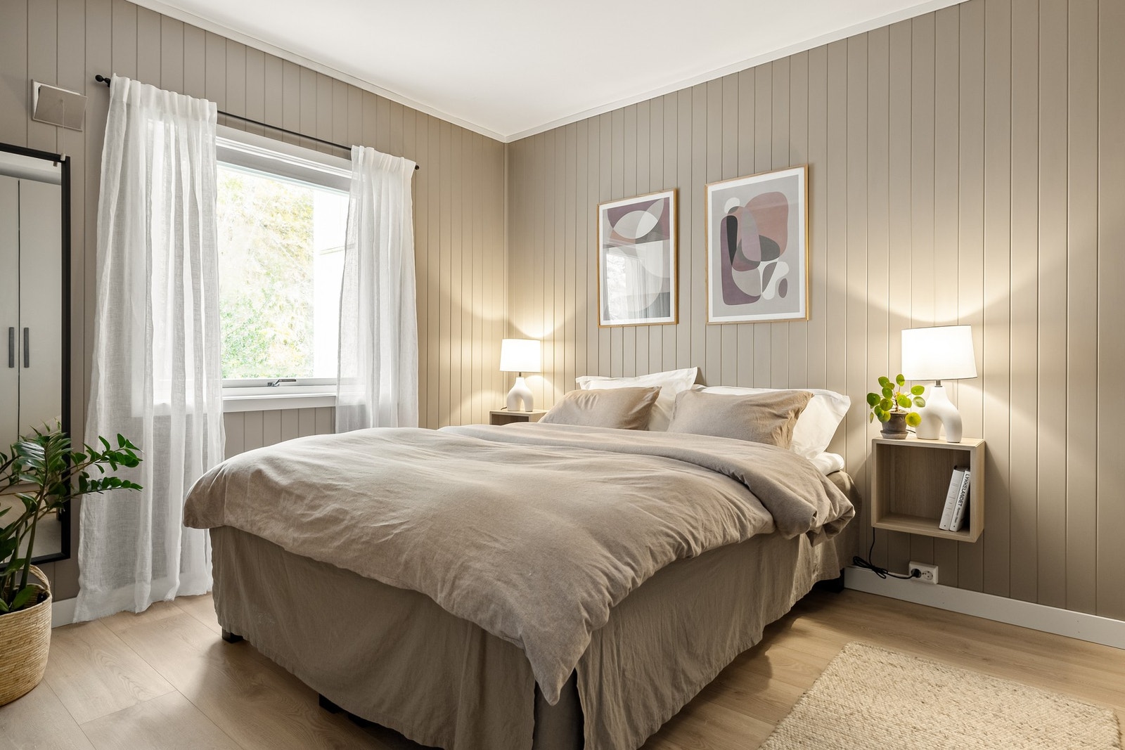 Leilighetens hovedsoverom måles til 11,4 kvm. og har god plass til dobbeltseng med nattbord på hver side. Galleribilde