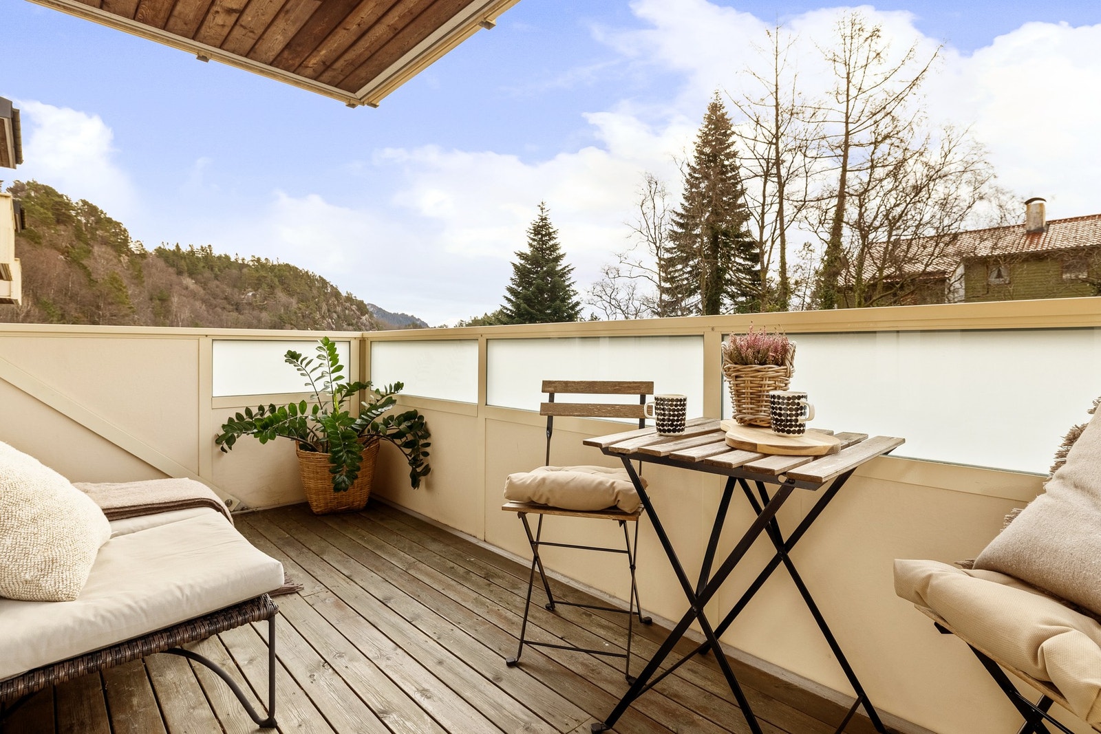 Balkongen måles til 7,4 kvm. Da balkongen er sørvestvendt er det gode solforhold, og selger opplyser at det er sol fra ca. kl 10 på morgenen til sent på kvelden. Galleribilde