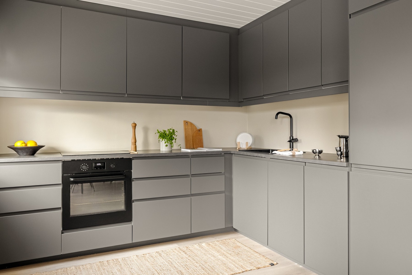 Det er godt med oppbevaringsplass i skuffer og skap, samt arbeidsplass på benkeplaten. Galleribilde