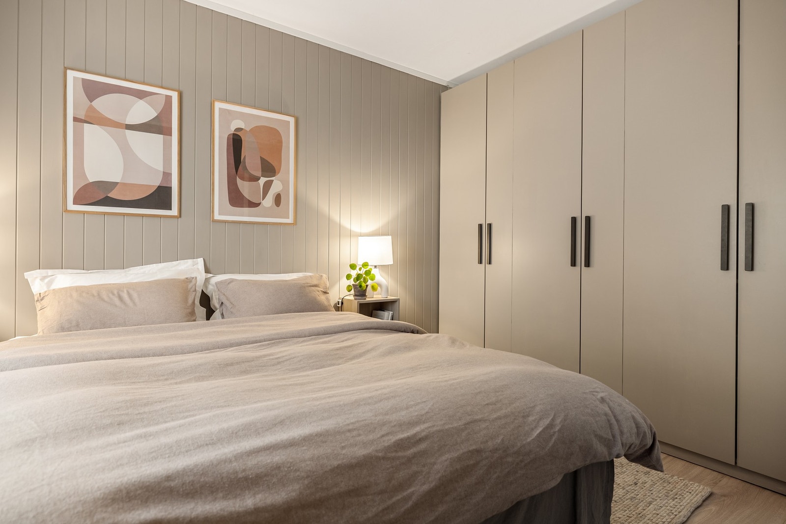 Her er det også godt med oppbevaringsplass i garderobe. Galleribilde