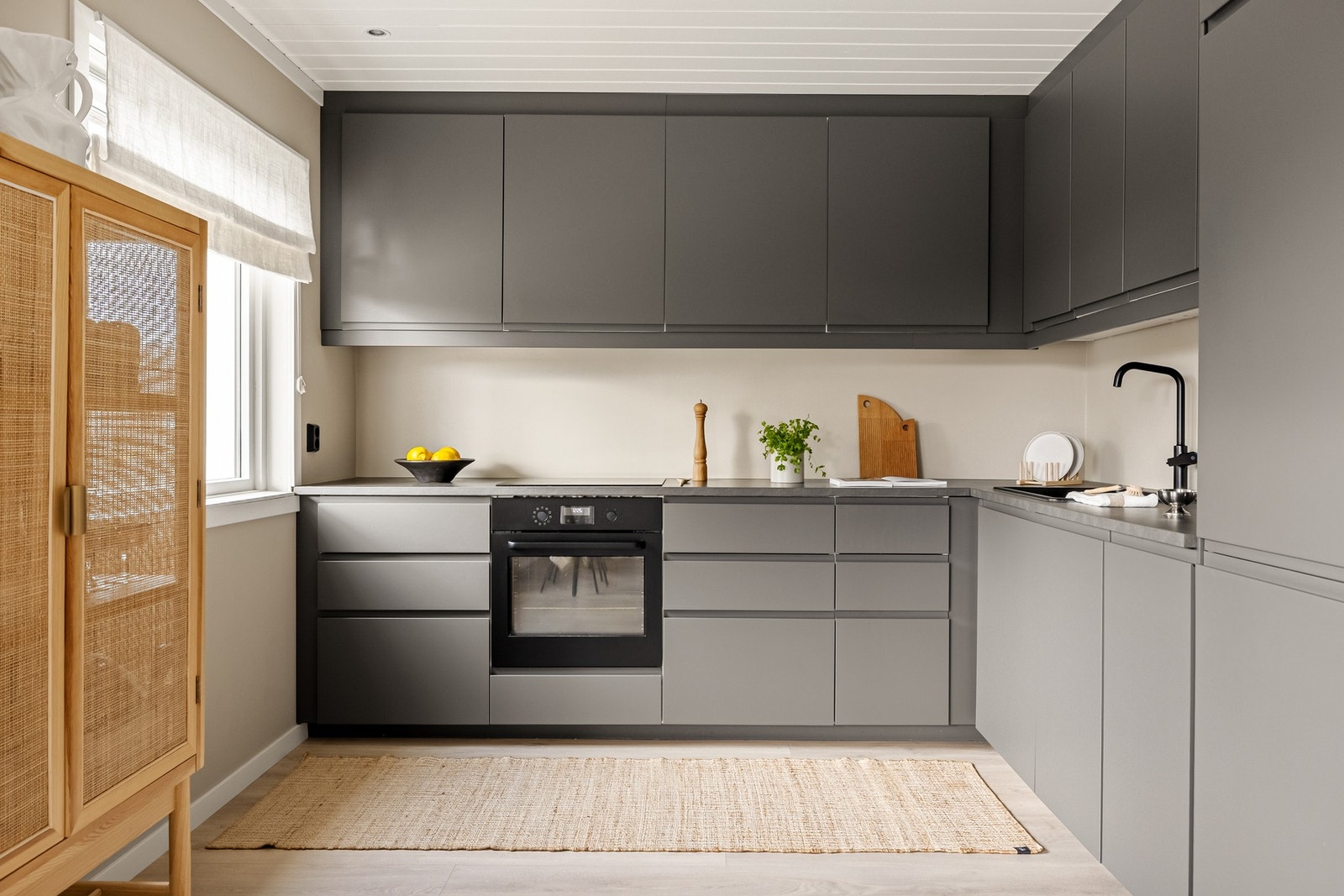 Kjøkkenet har en innredning som består av slette fronter og benkeplate av laminat. Galleribilde