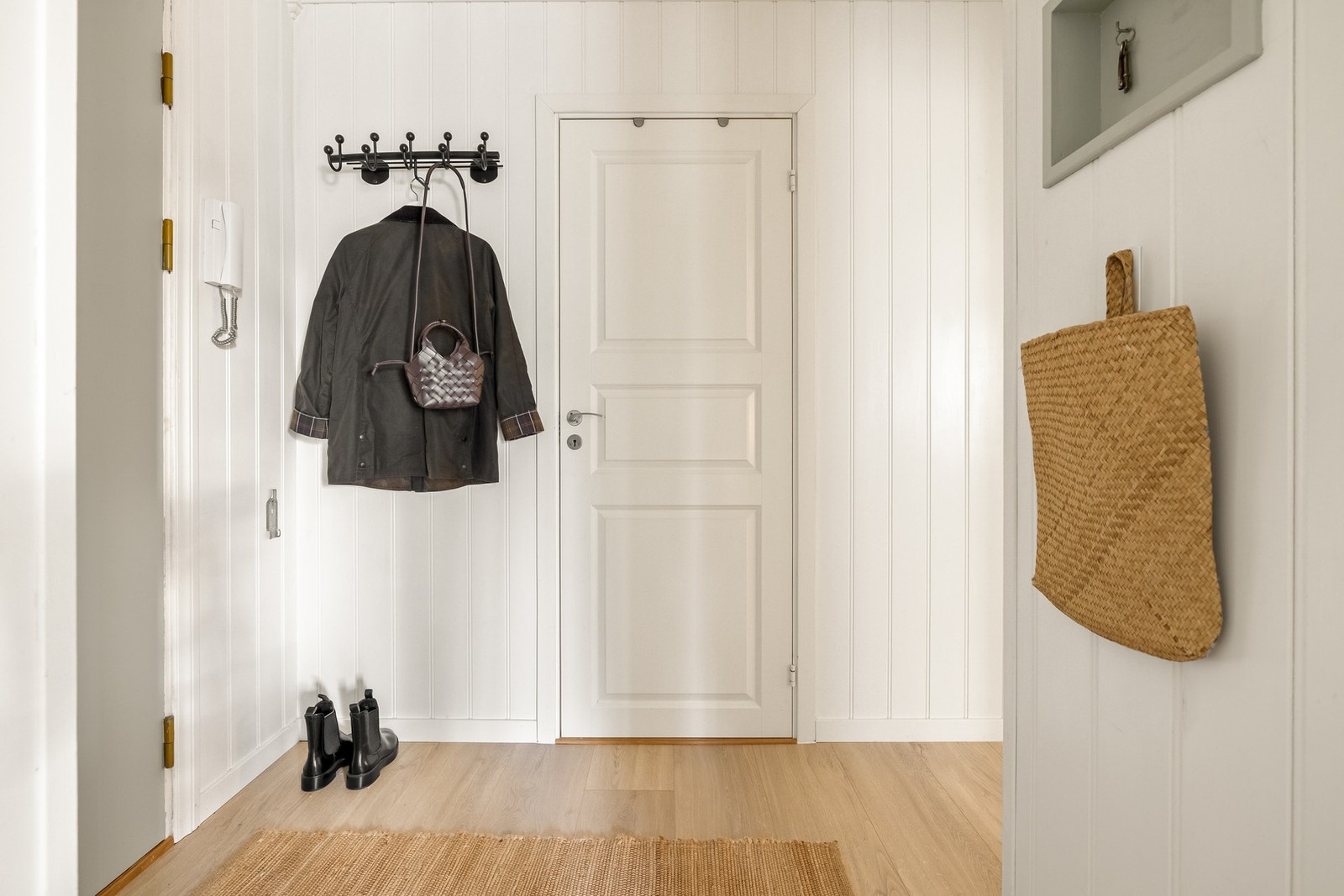 Her er det god plass til oppbevaring av yttertøy og sko i en praktisk garderobe, samt andre oppbevaringsløsninger. Galleribilde