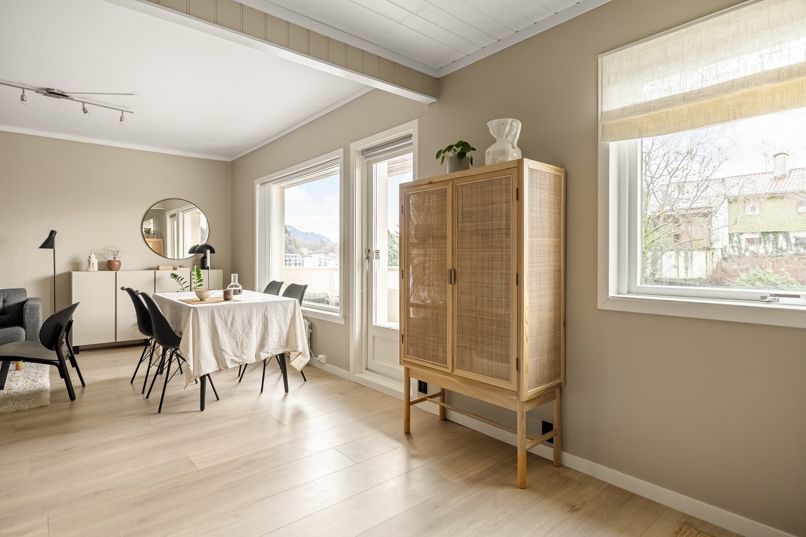 Det er en åpen løsning til kjøkkenet som måles til 9 kvm. og ble pusset opp i 2021. Galleribilde