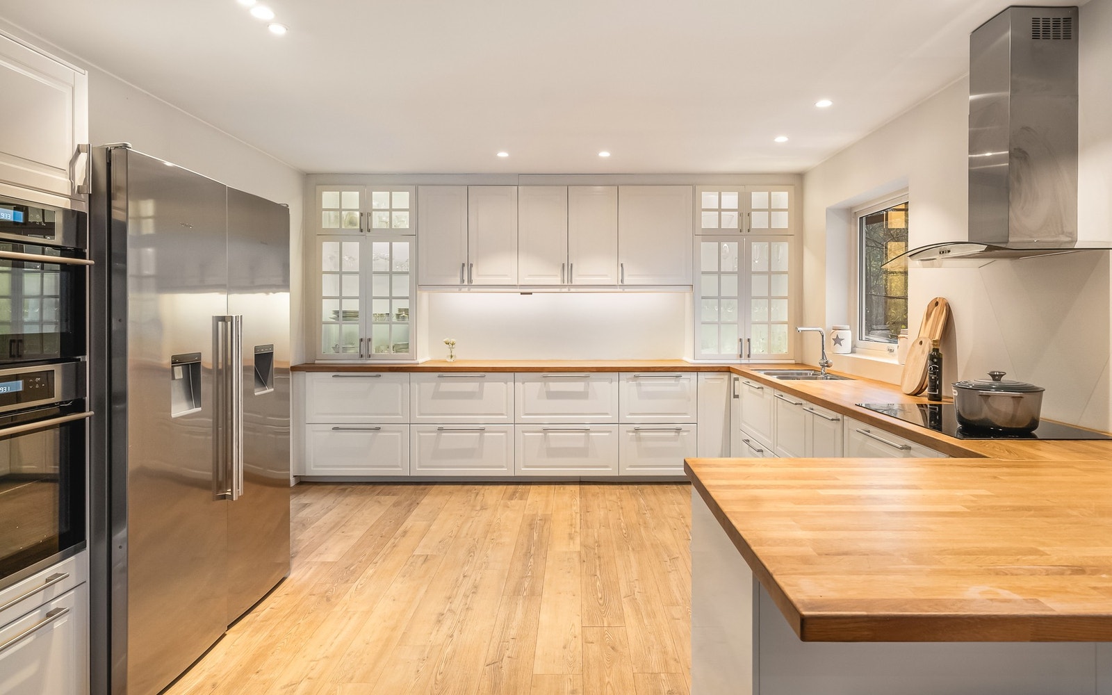 Av integrerte hvitevarer inneholder kjøkkenet platetopp m/induksjon, stekeovn, side by side kjøleskap, oppvaskmaskin og micro. Galleribilde