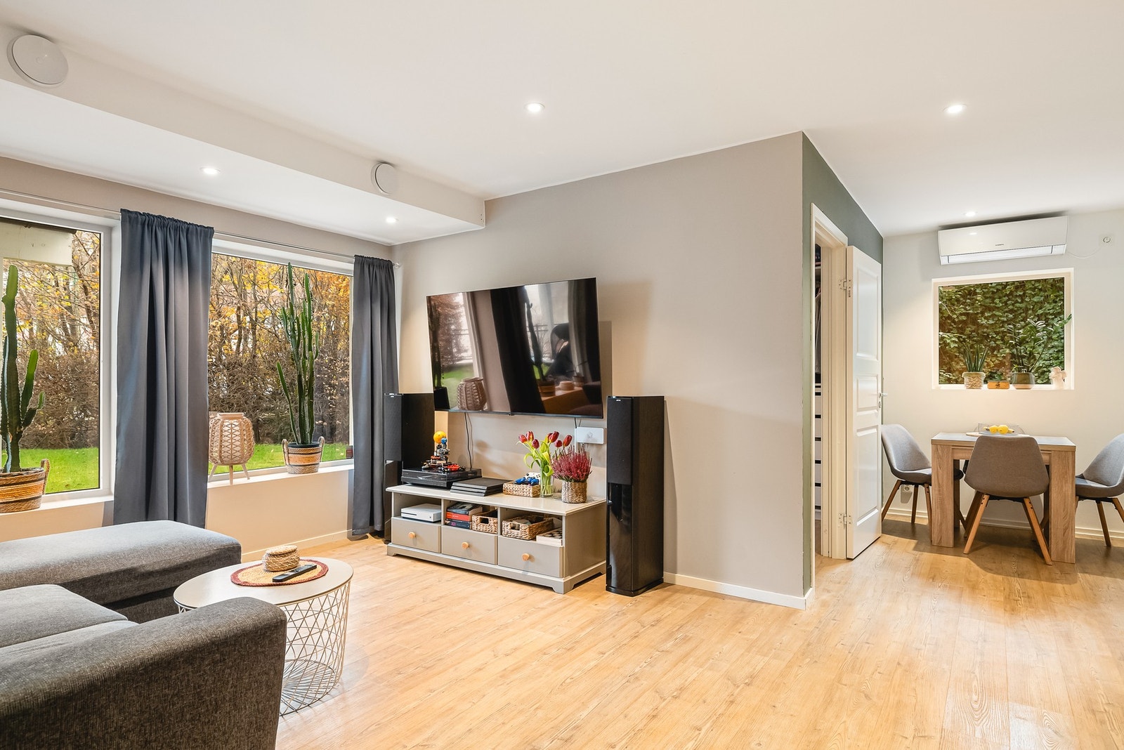 Vi tar turen videre inn til den åpne stue/kjøkkenløsningen på 26,5 kvm. Galleribilde