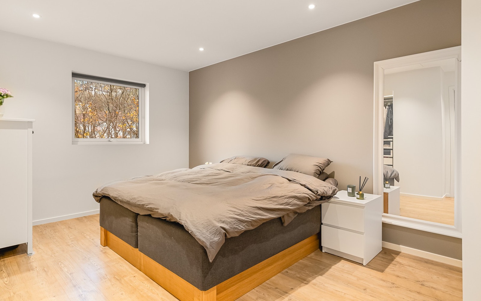 Soverom på 14,7 kvm med laminat på gulv og slette malte vegger. Galleribilde