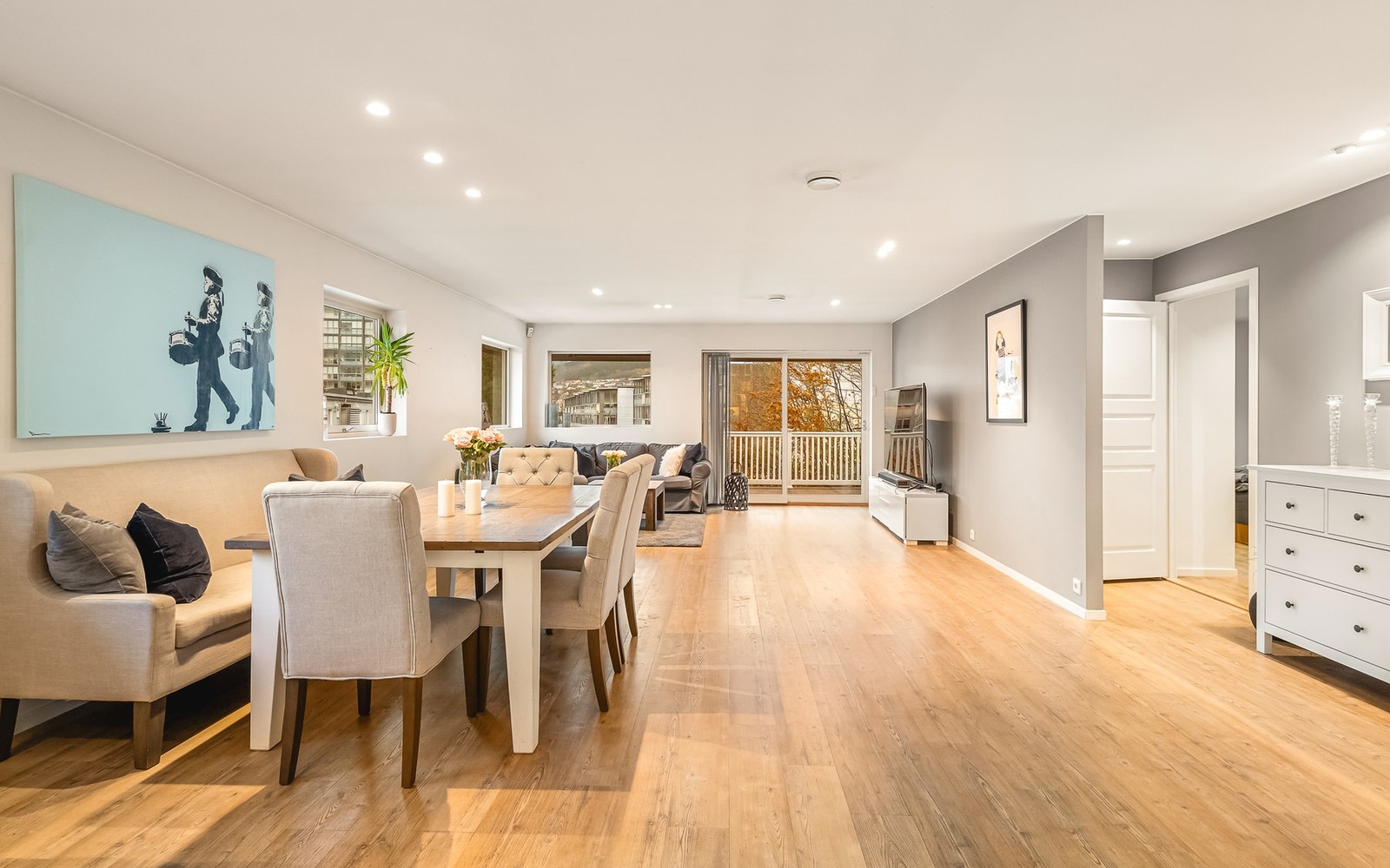 Overflatene består av en pen 1-stavs laminat på gulv, som er gjennomgående for hele etasjen med unntak av entré, bad og vaskerom. Galleribilde