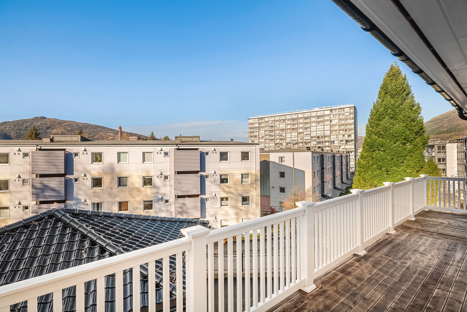 Terrassen måler 34 kvm og er nord og vestvendt. Galleribilde