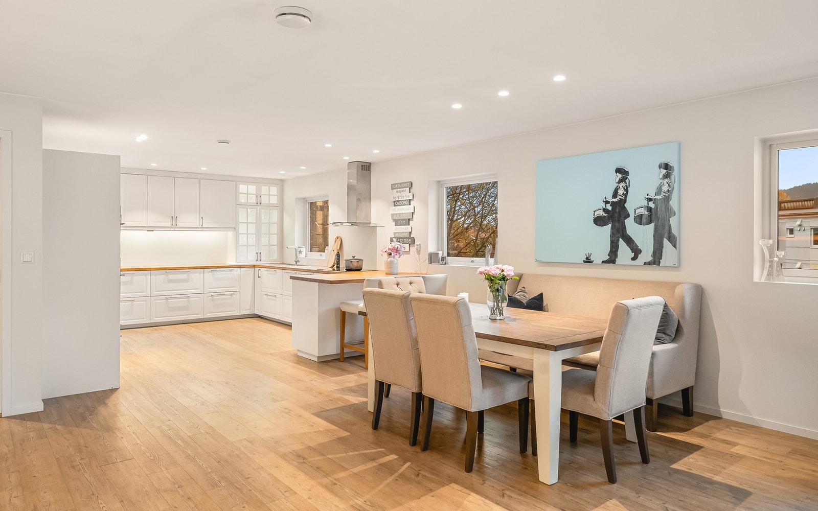 Kjøkkeninnredningen består av hvite fronter og oljet benkeplate med planlimt kjøkkenvask. Galleribilde