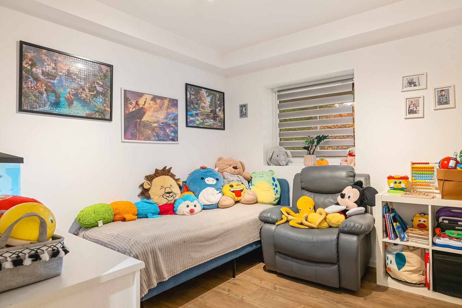 Her er det god plass til dobbeltseng eller enkeltseng, nattbord og garderobeløsning. Galleribilde