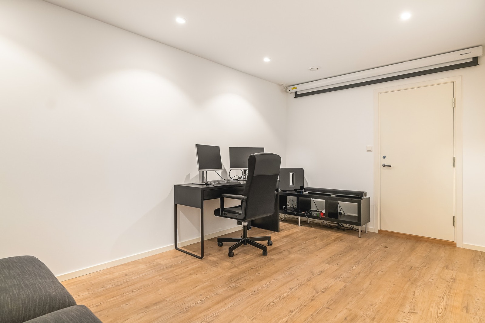 Videre inn er det en bod på 18,6 kvm som også har en egen inngangsdør fra yttersiden. Galleribilde