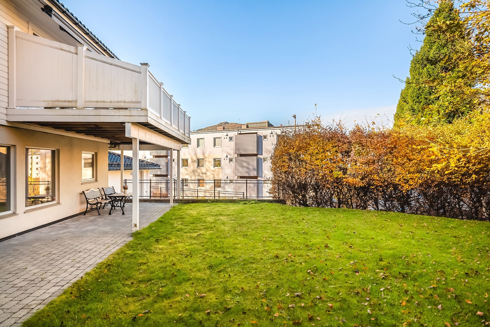 På nedsiden av boligen er det inngang til hybel. Dette er ikke en egen bohenhet. Galleribilde