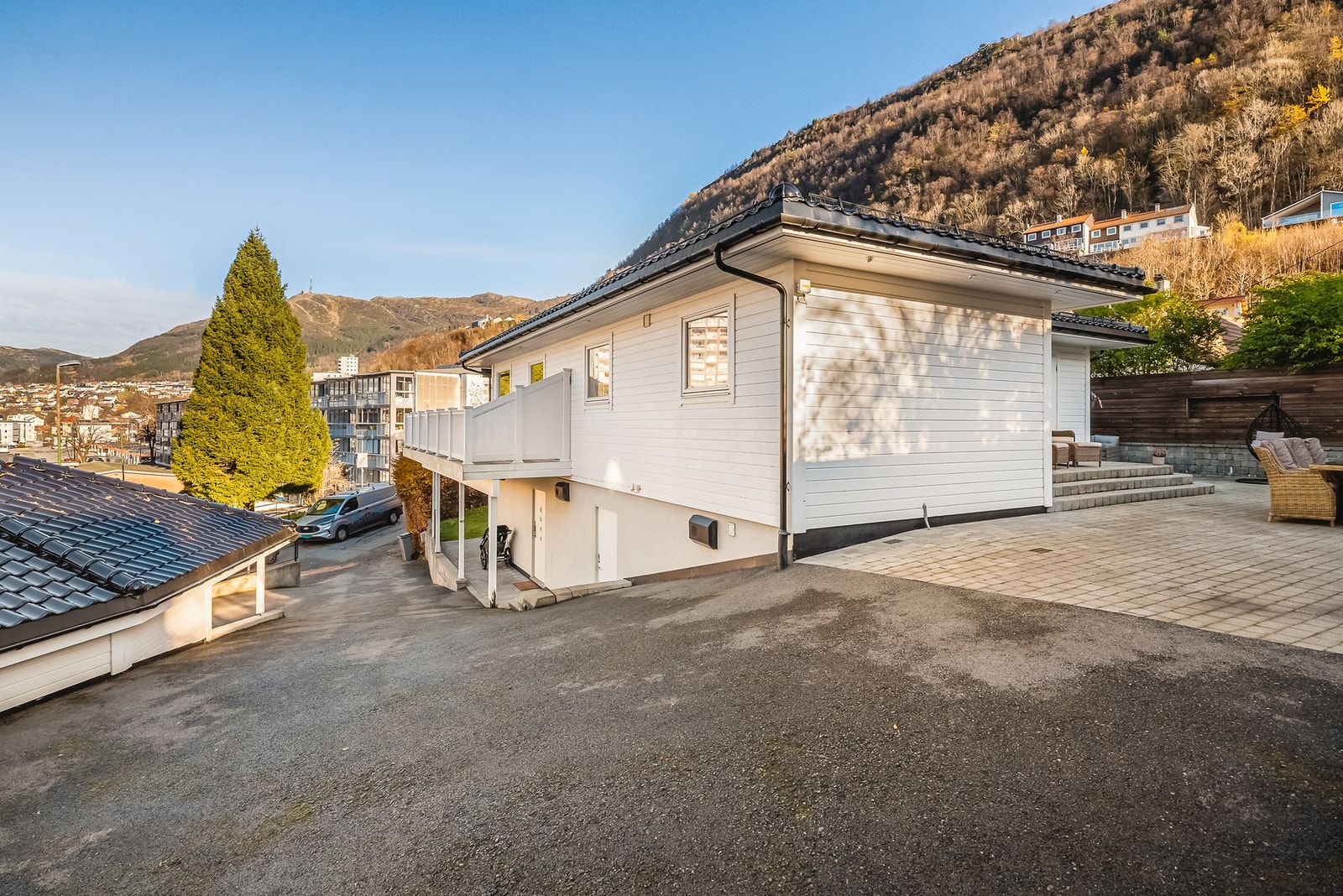 Inngang til hoveddel på baksiden av huset. Galleribilde