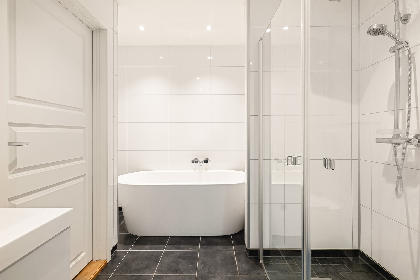 Overflatene består av fliser på gulv og baderomsplater/malter vegger. Galleribilde