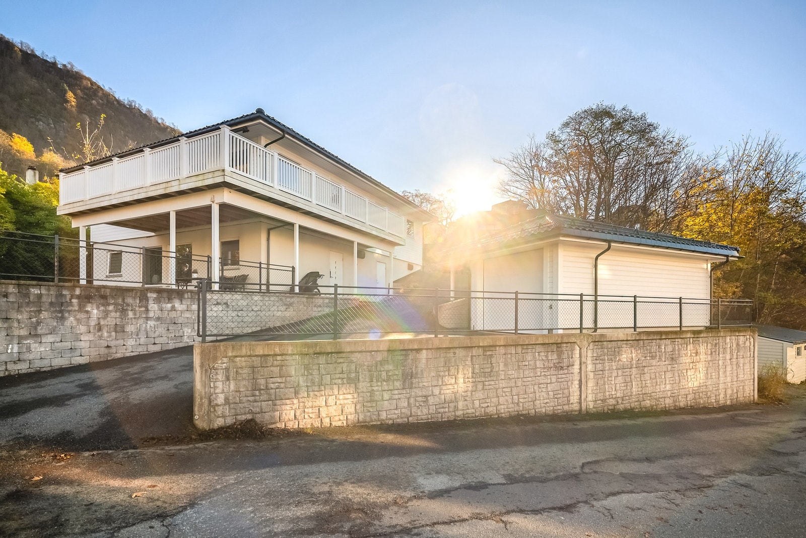 Flotte uteplasser og garasje med elbil-lader! Galleribilde