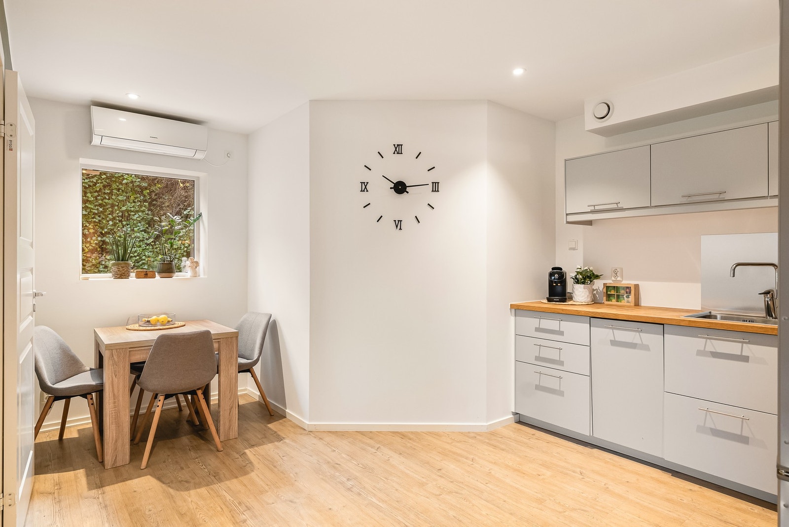 Her er det god plass til å møblere med en sofa, stuebord og mediemøblement. Det er også plass til en koselig spisegruppe nærmere kjøkkenet. Galleribilde