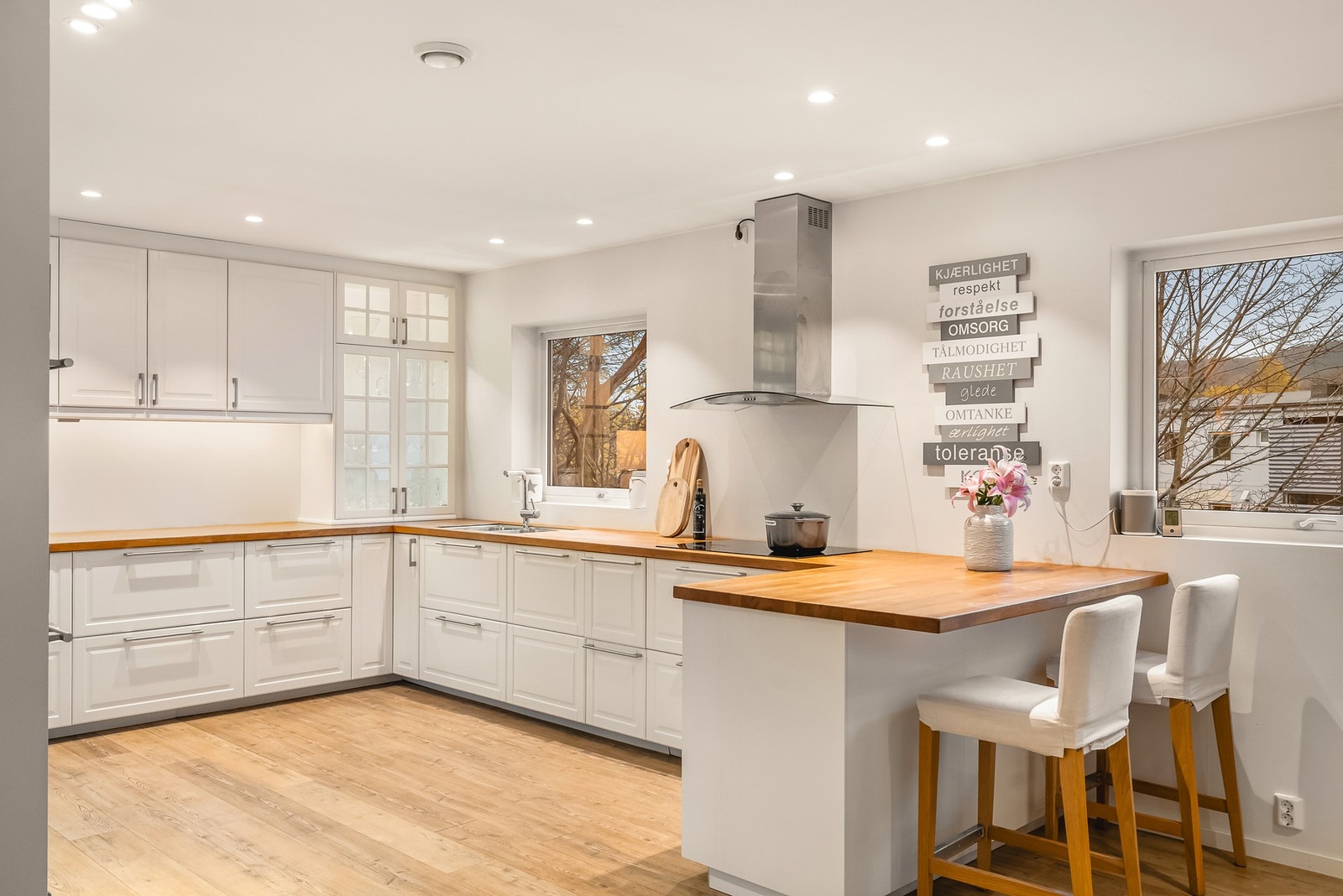 Kjøkkenet har meget god skap og benkeplass. Galleribilde