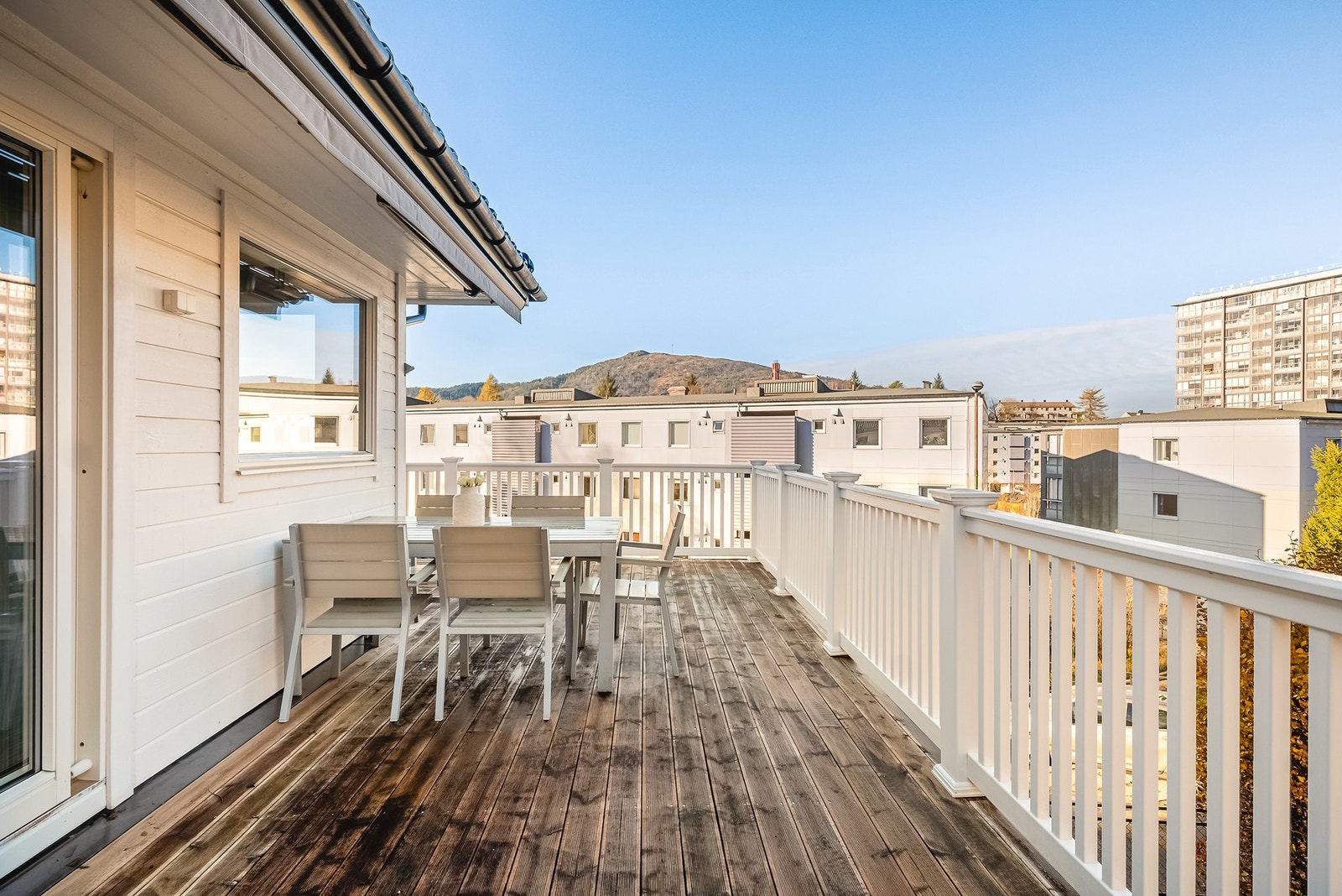 Det er god plass til å møblere med hyggelig utemøblement. Galleribilde