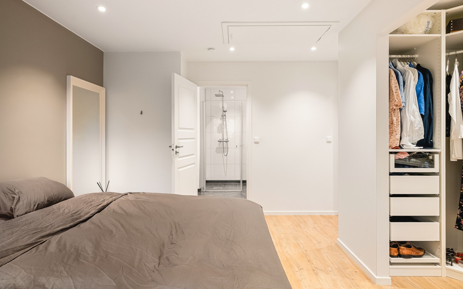 Her har man svært god plass til å oppbevare og ha et organisert klesskap. Galleribilde