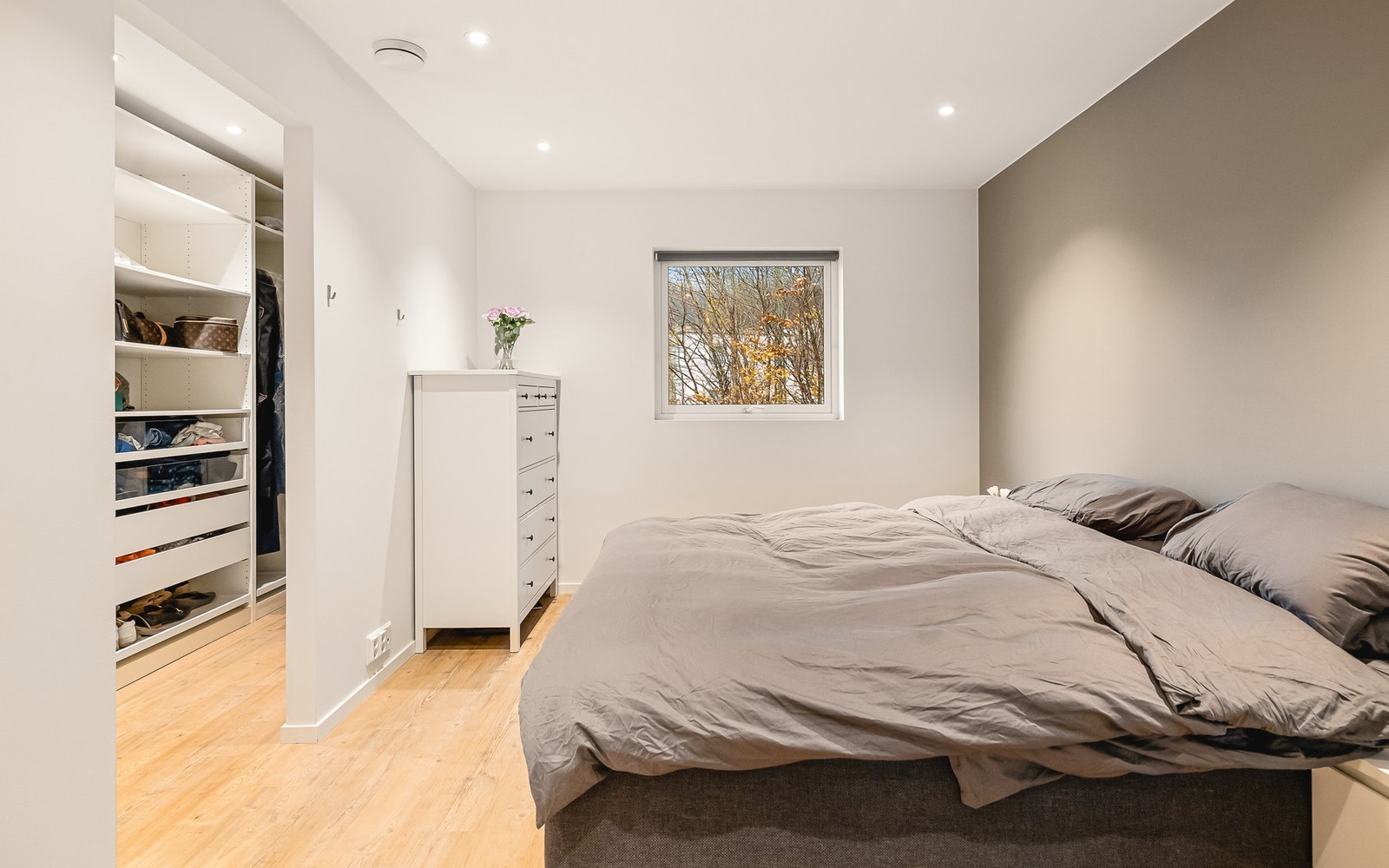 Her er det god plass til dobbeltseng og nattbord. Galleribilde