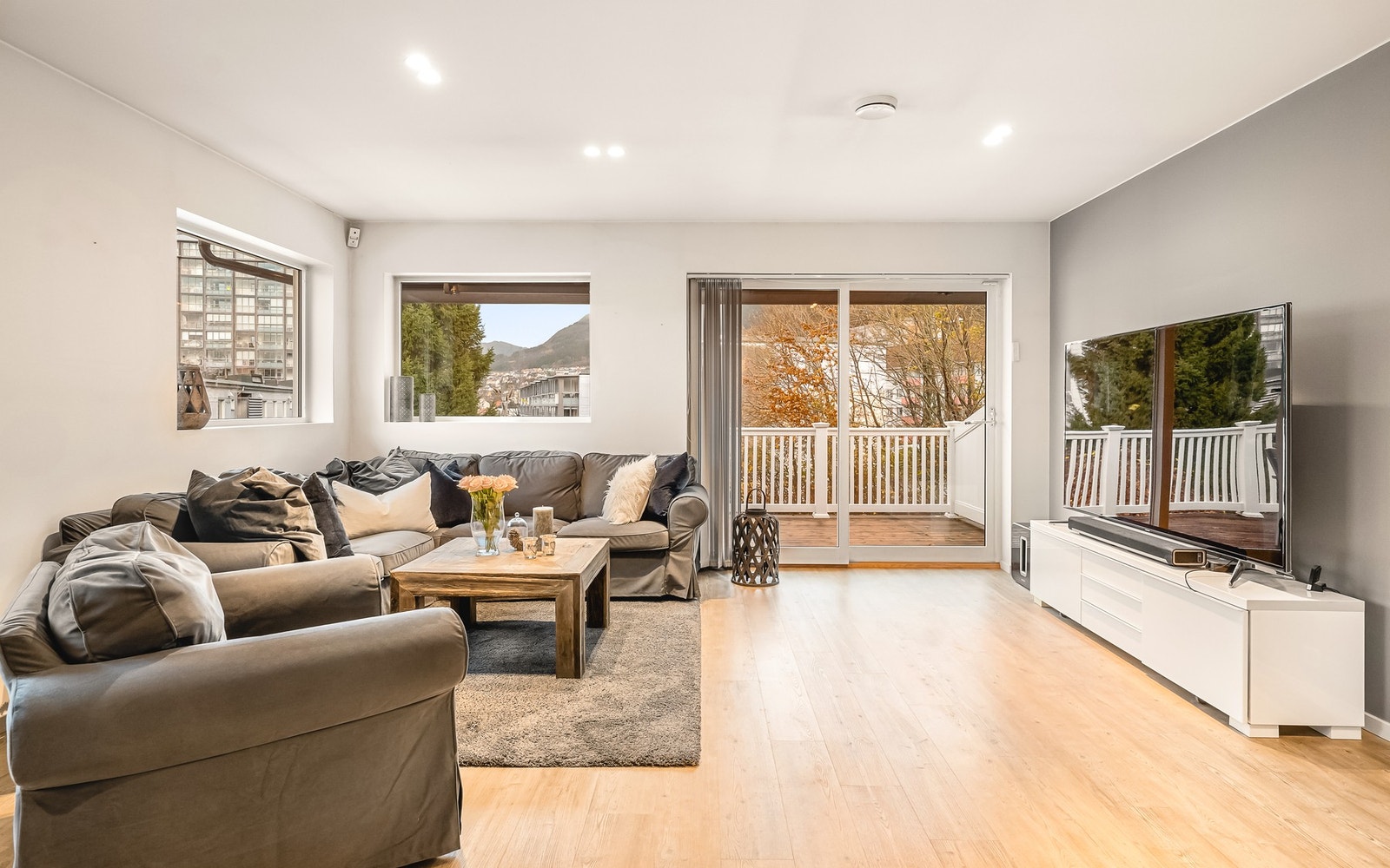 Her møtes du av store vindusflater som gir rikelig med dagslys. Galleribilde