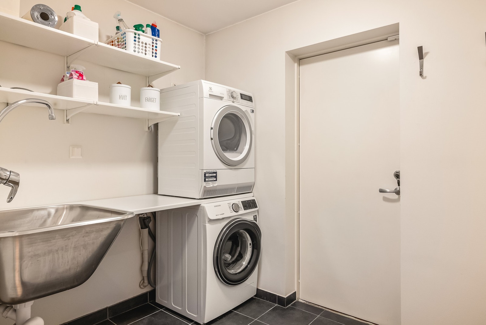 Vaskerom på 4,6 kvm med flis på gulvet, malte overflater i himling og på vegger. Galleribilde