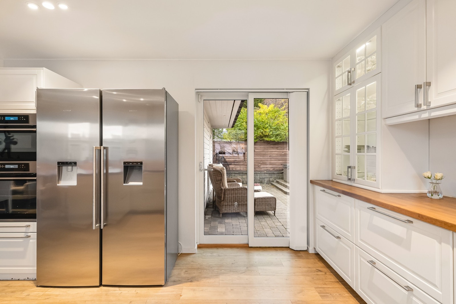 Fra kjøkkenet er det en skyvedør ut til en uteplass på baksiden av boligen. Galleribilde