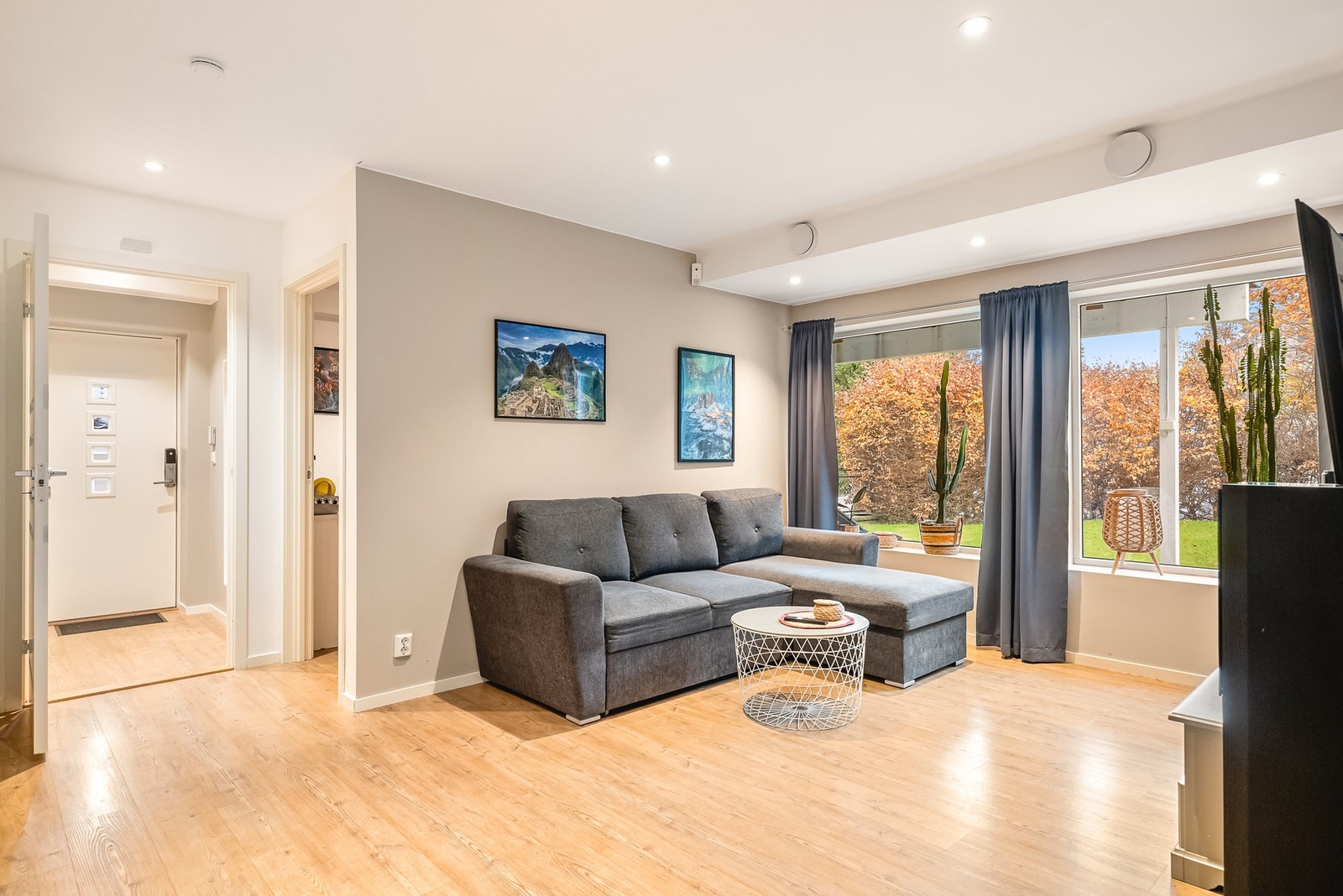 Velkommen inn! Det første som møter deg er entré på 3,4 kvm. Galleribilde