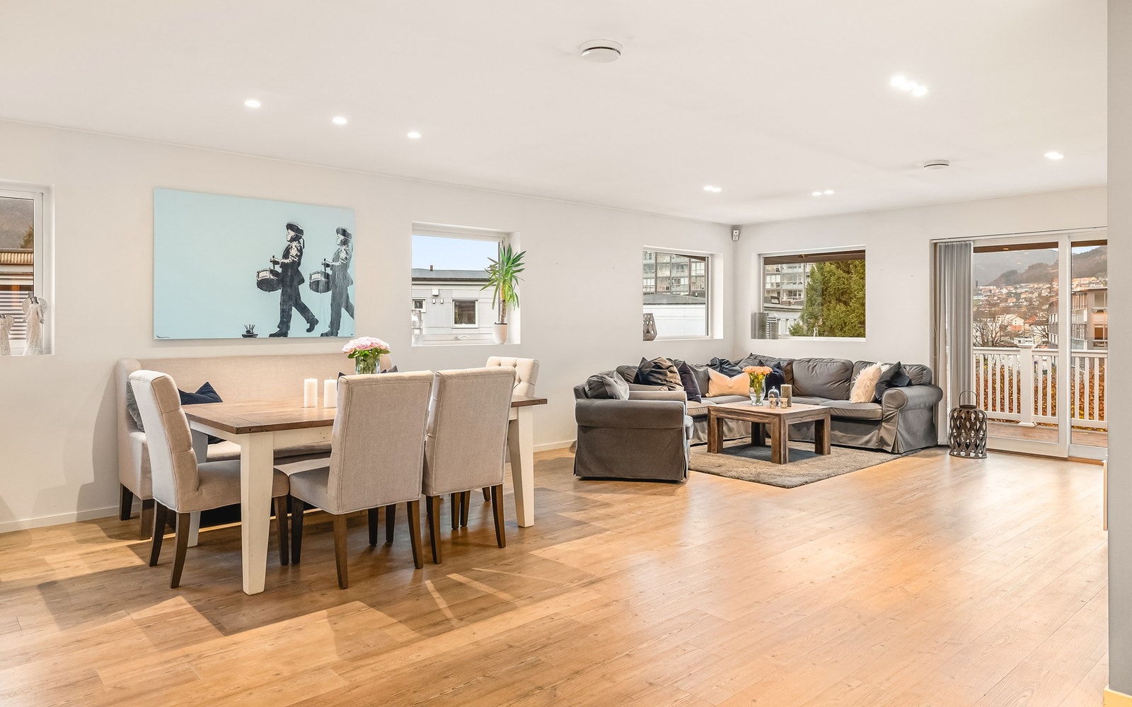 Det er enkelt å møblere med en sofagruppe, stuebord og en hyggelig spisegruppe. Galleribilde