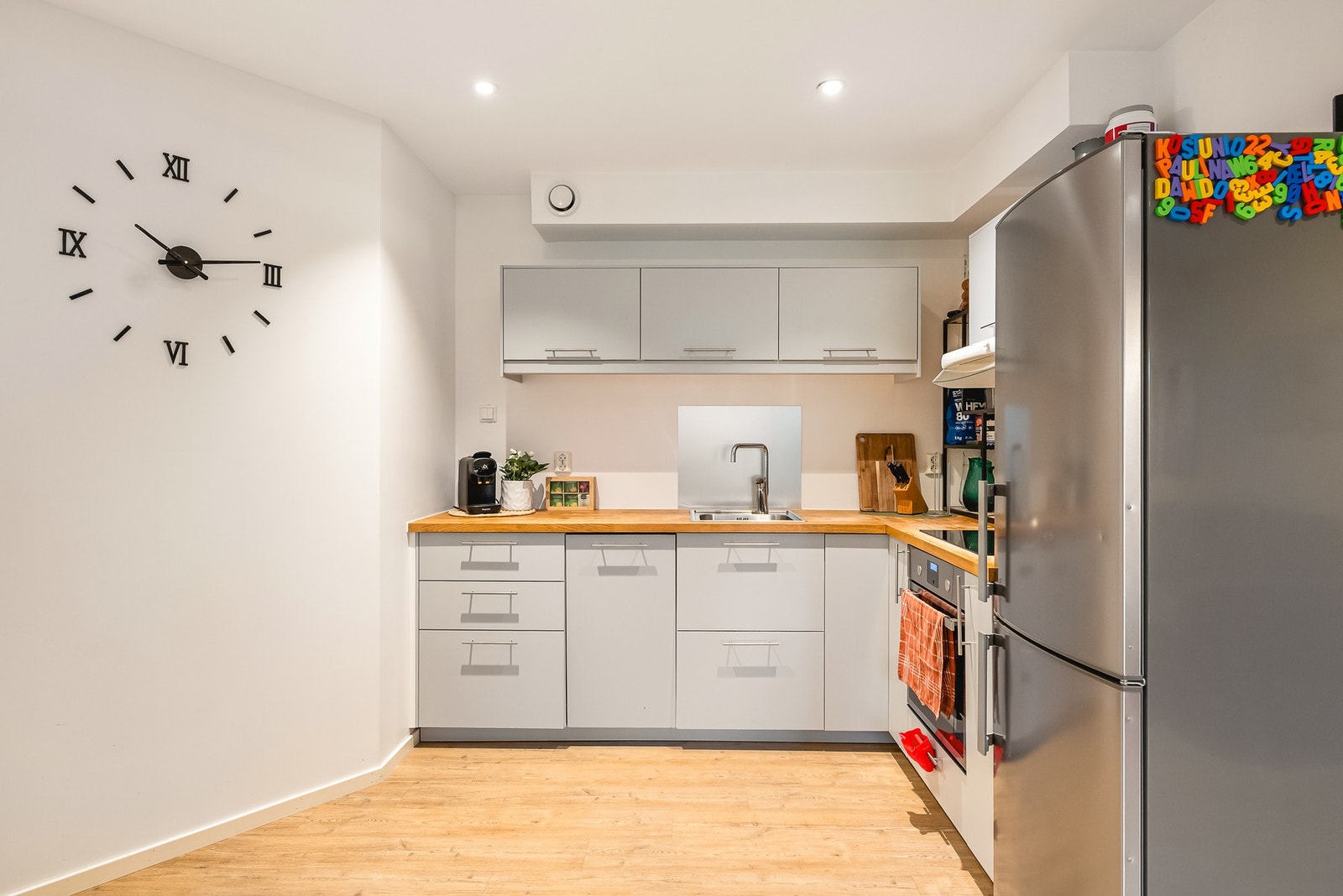 Kjøkkeninnredningen består av glatte fronter og oljet benkeplate med kjøkkenvask. Galleribilde