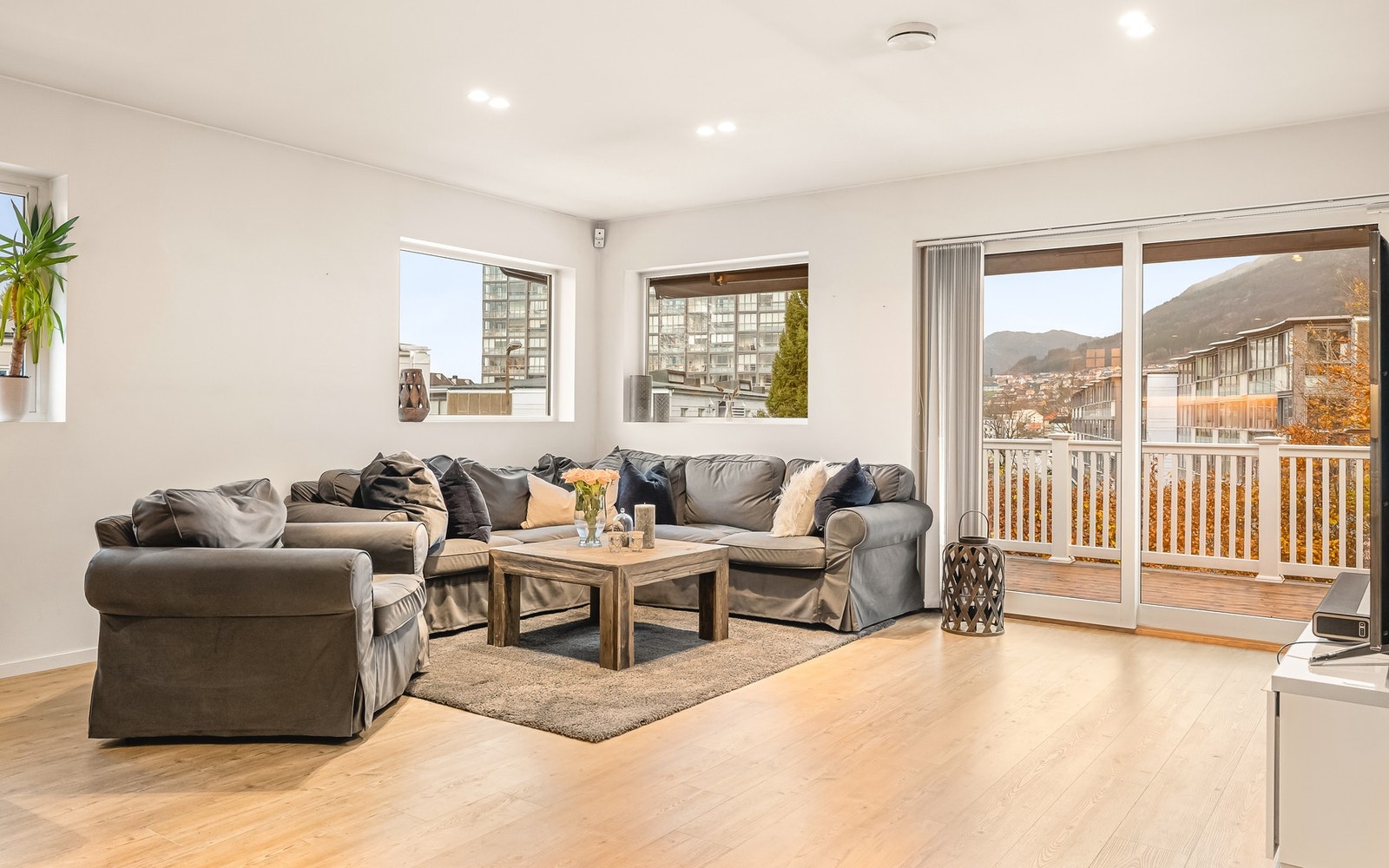 Vi tar turen videre inn til den åpne stue/kjøkkenløsningen på hele 65 kvm. Galleribilde