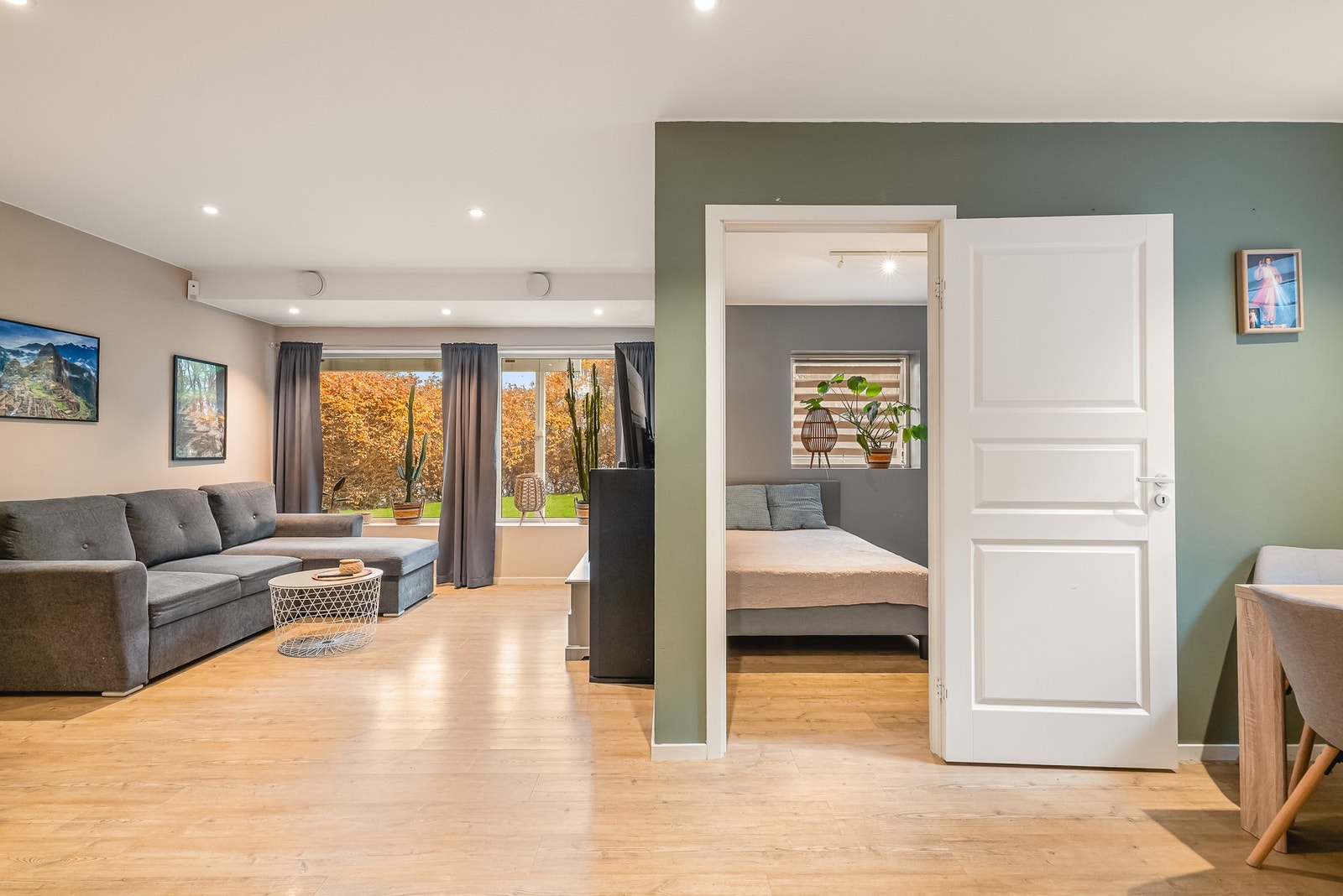 Integrert hvitevarer: platetopp, stekeovn, oppvaskmaskin. Det er ellers opplegg for kjøleskap. Galleribilde