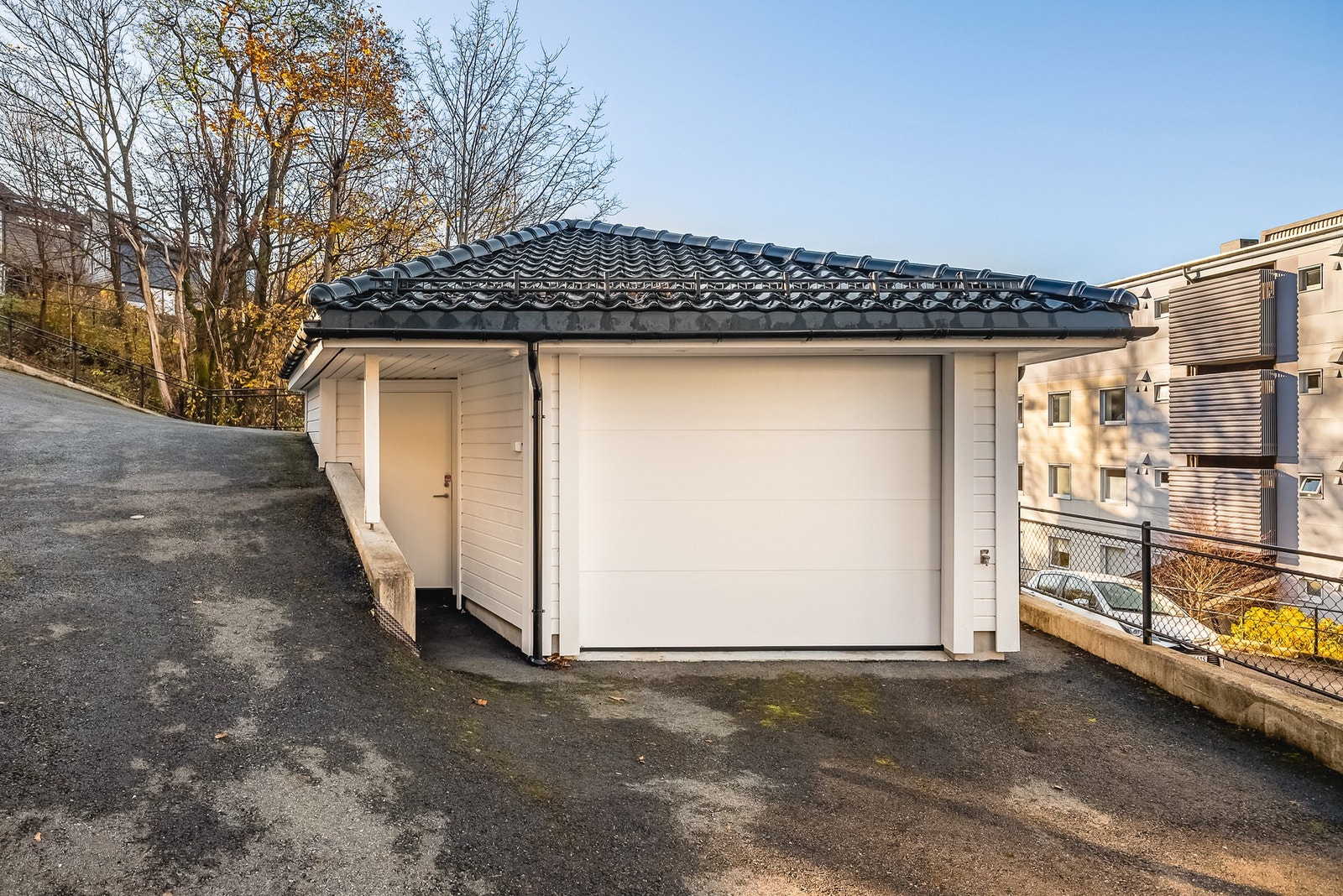 Garasje med elbil-lader. Galleribilde