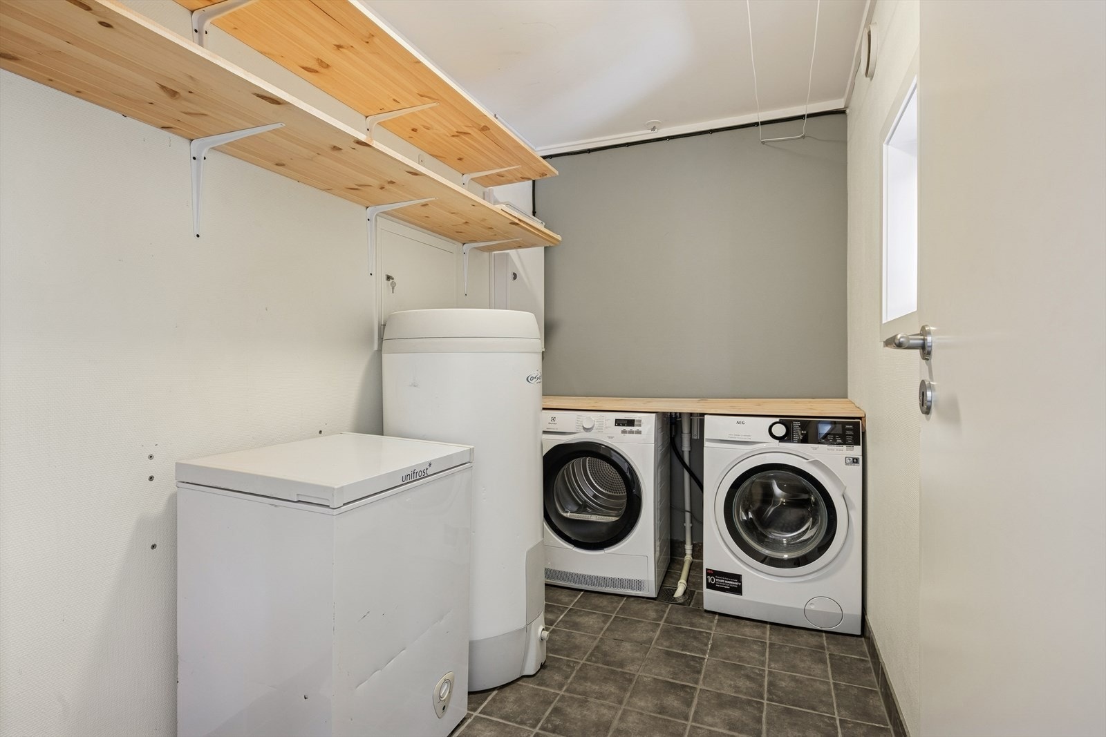 Meget praktisk vaskerom med opplegg til vaskemaskin og tørketrommel. Galleribilde