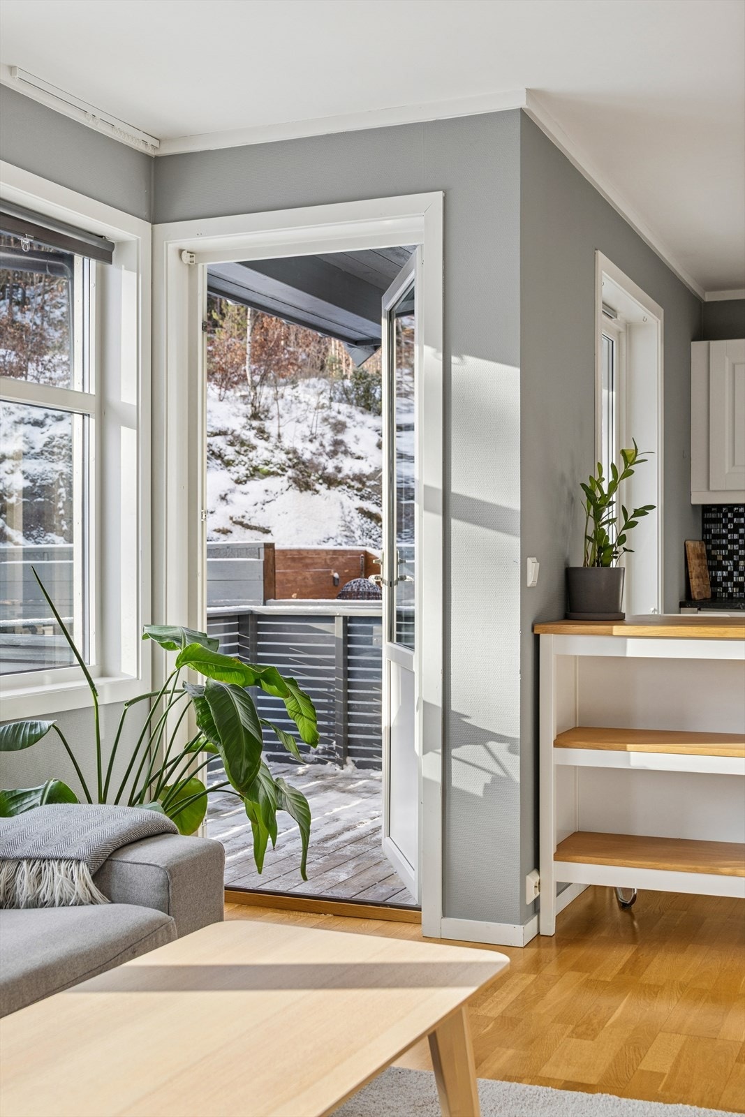 Fra stuen er det utgang til pen veranda Galleribilde