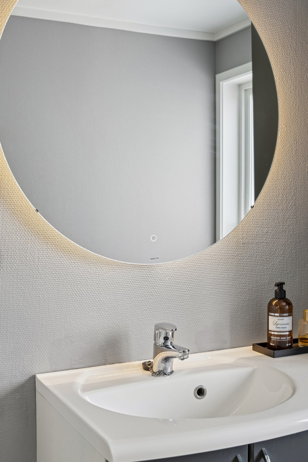 Nyere speil med lys Galleribilde