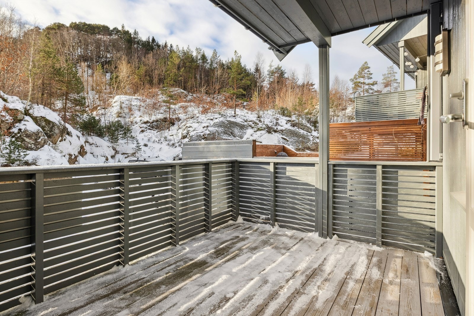 Verandaen er solrik, med plass til diverse utemøbler. Galleribilde